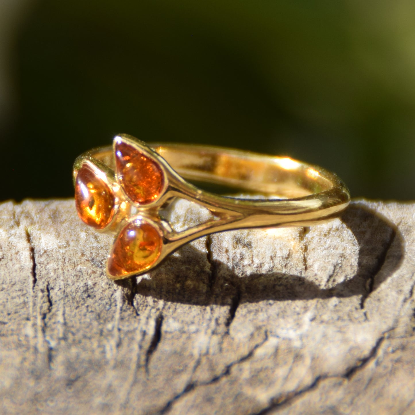 Delicate ring with a luminous floral design crafted from natural cognac-colored Amber and 18k Gold-plated Silver, MJ Baltica, BZP045