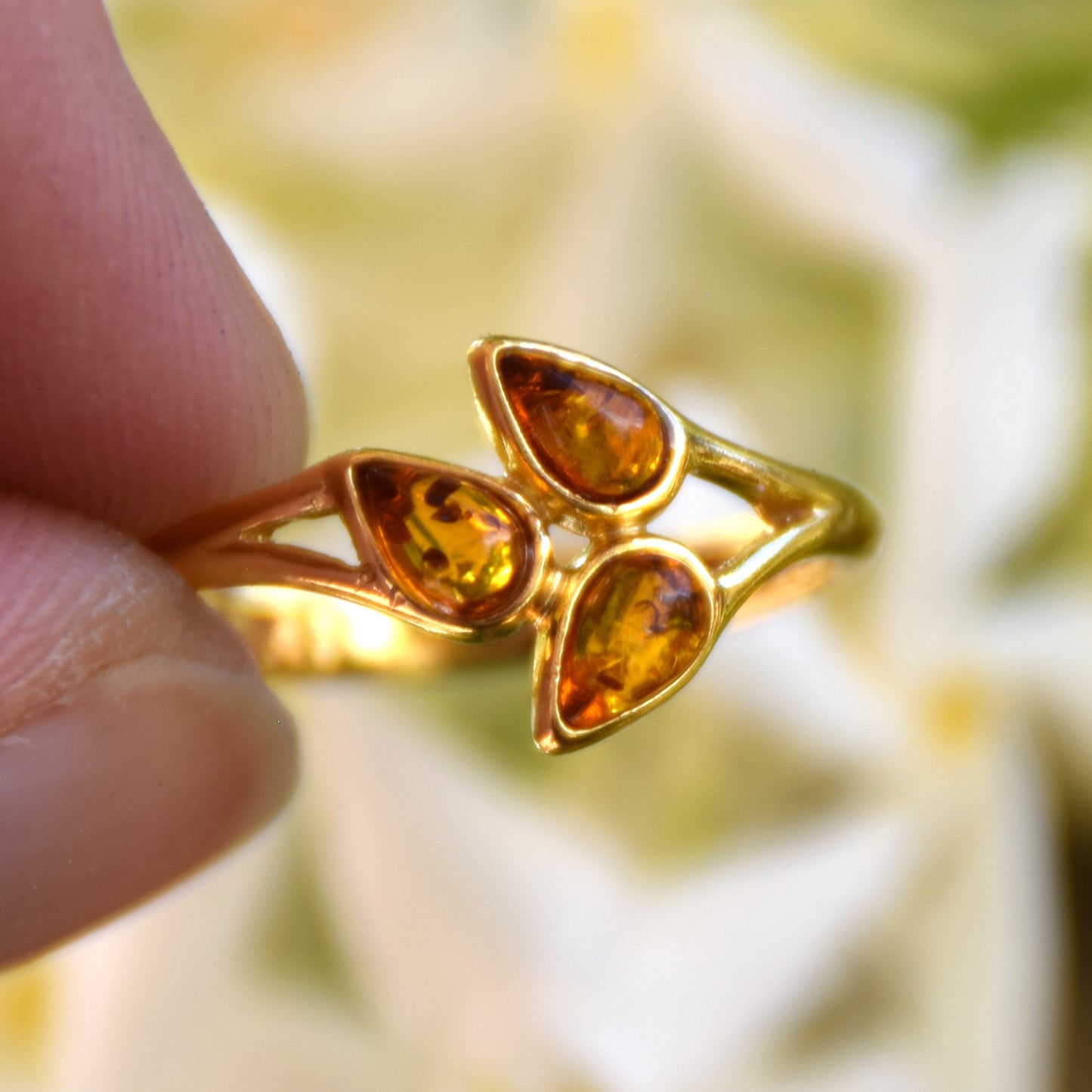 Delicate ring with a luminous floral design crafted from natural cognac-colored Amber and 18k Gold-plated Silver, MJ Baltica, BZP045