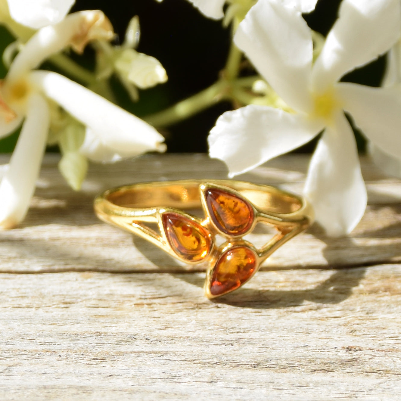 Delicate ring with a luminous floral design crafted from natural cognac-colored Amber and 18k Gold-plated Silver, MJ Baltica, BZP045