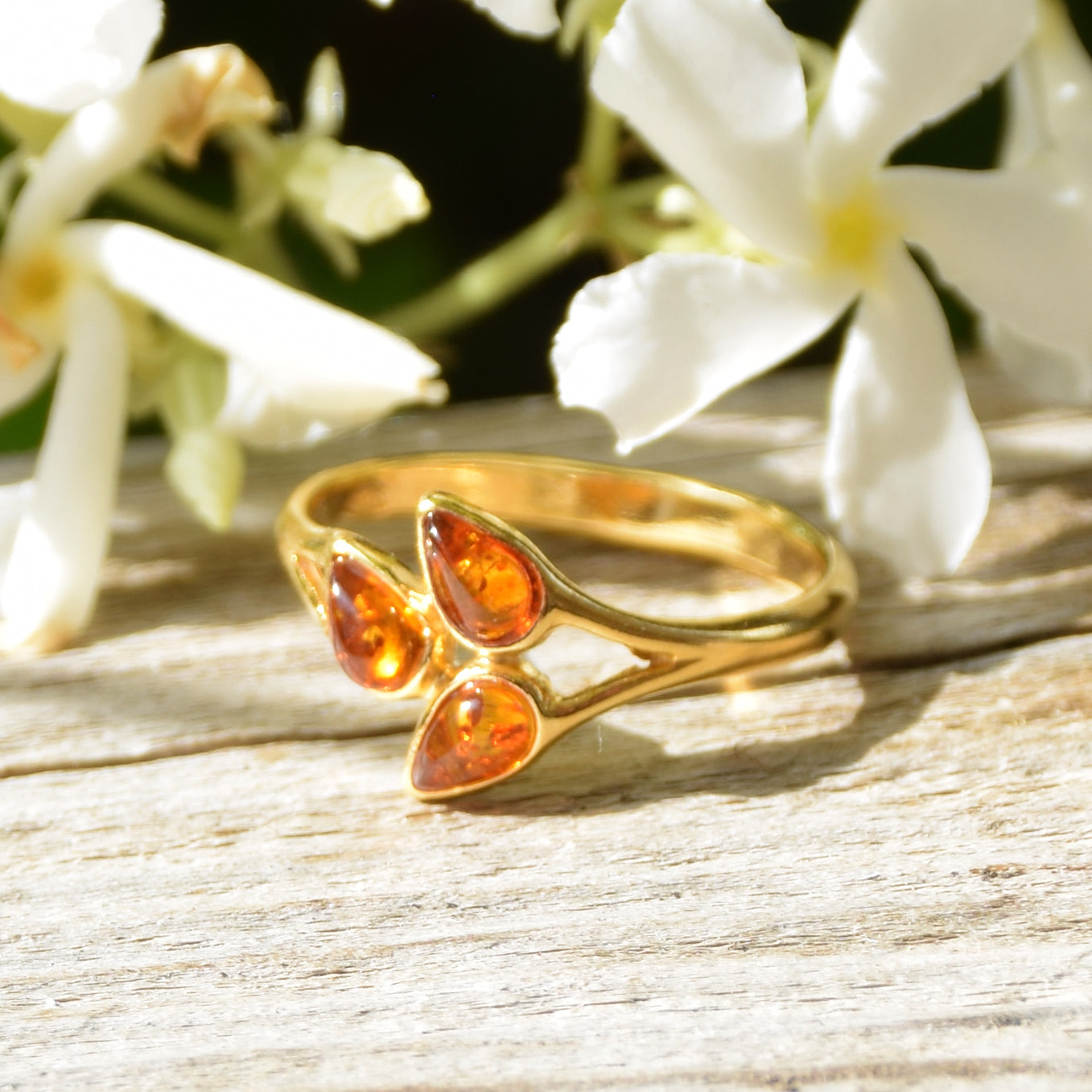 Delicate ring with a luminous floral design crafted from natural cognac-colored Amber and 18k Gold-plated Silver, MJ Baltica, BZP045
