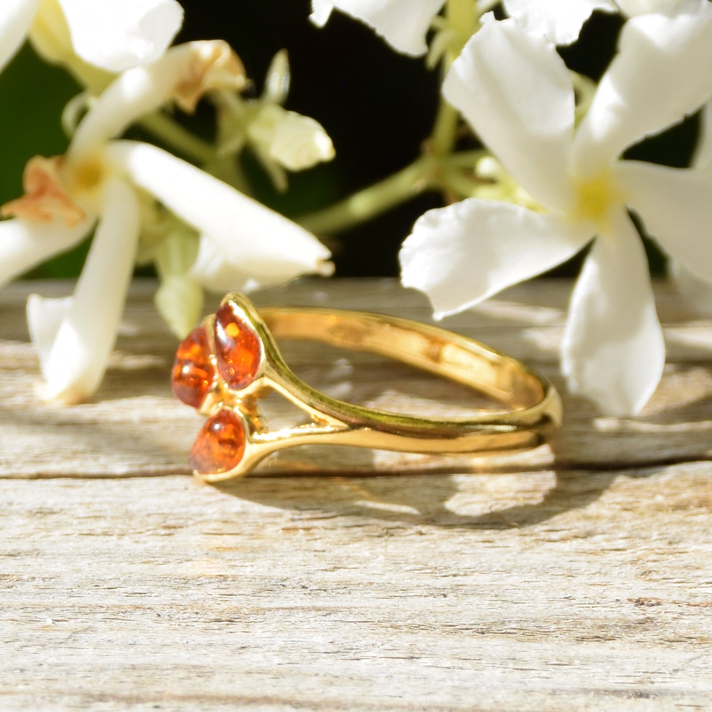 Delicate ring with a luminous floral design crafted from natural cognac-colored Amber and 18k Gold-plated Silver, MJ Baltica, BZP045