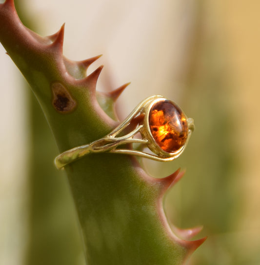 Delicate cognac natural amber and 18k gold-plated silver band ring, MJ Baltica, BZP049