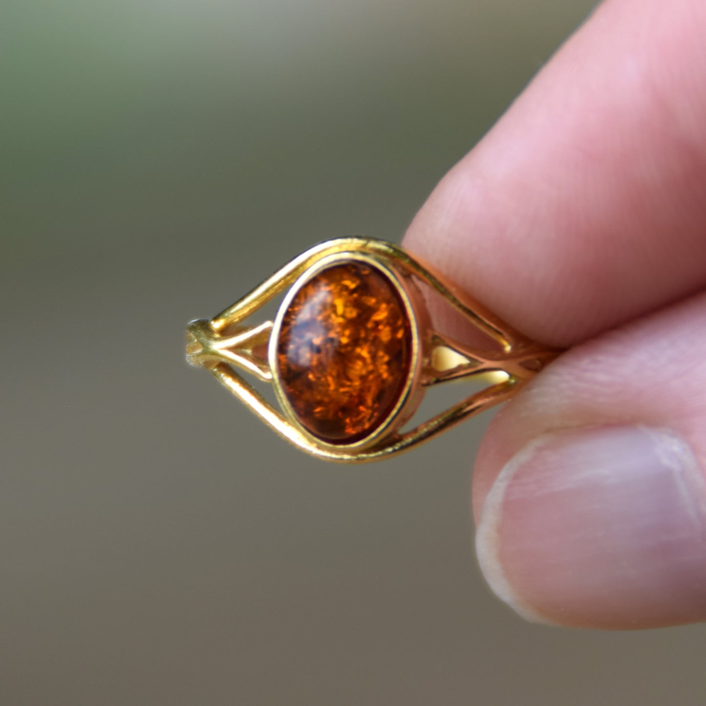 Delicate cognac natural amber and 18k gold-plated silver band ring, MJ Baltica, BZP049