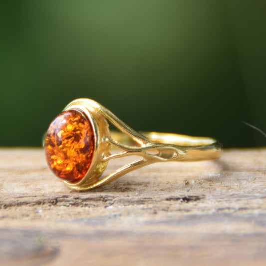 Delicate cognac natural amber and 18k gold-plated silver band ring, MJ Baltica, BZP049