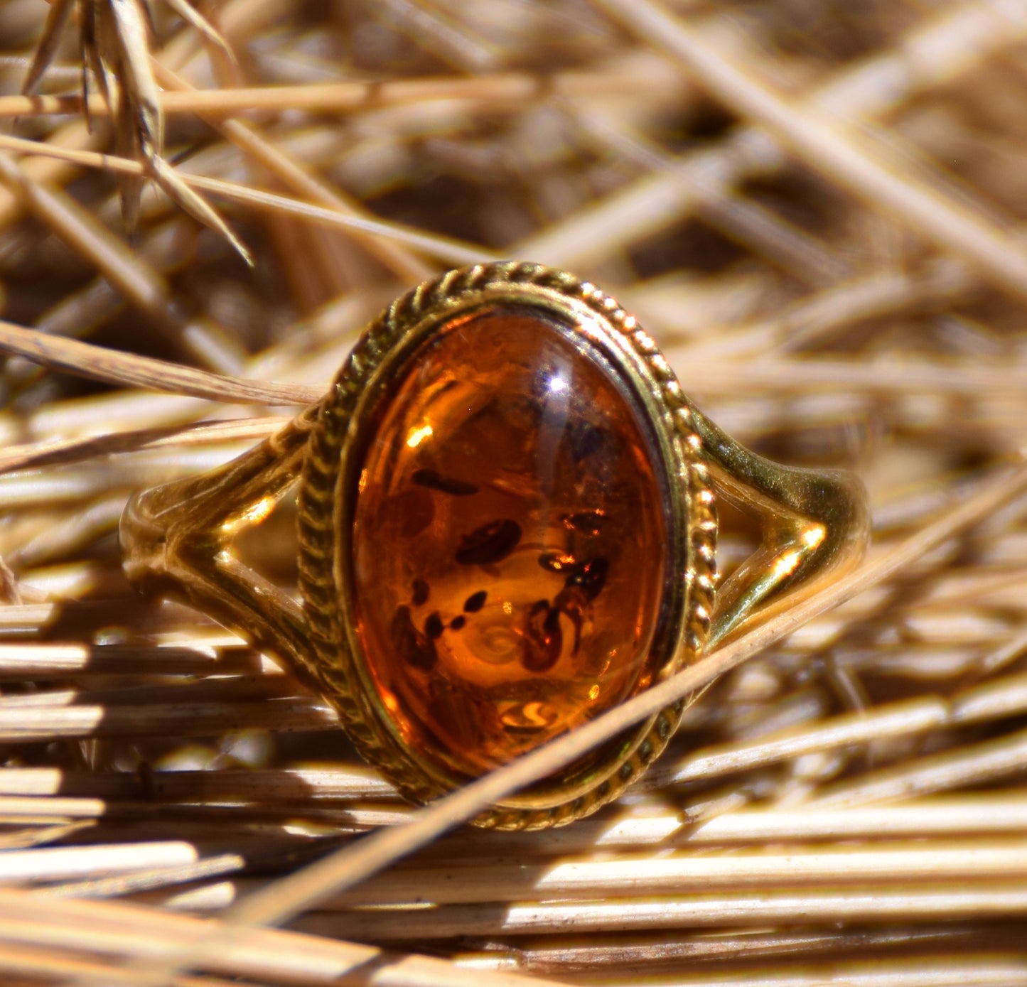 Anello stile vintage con Ambra cognac e Argento placcato in Oro 18k, MJ Baltica, BZP052