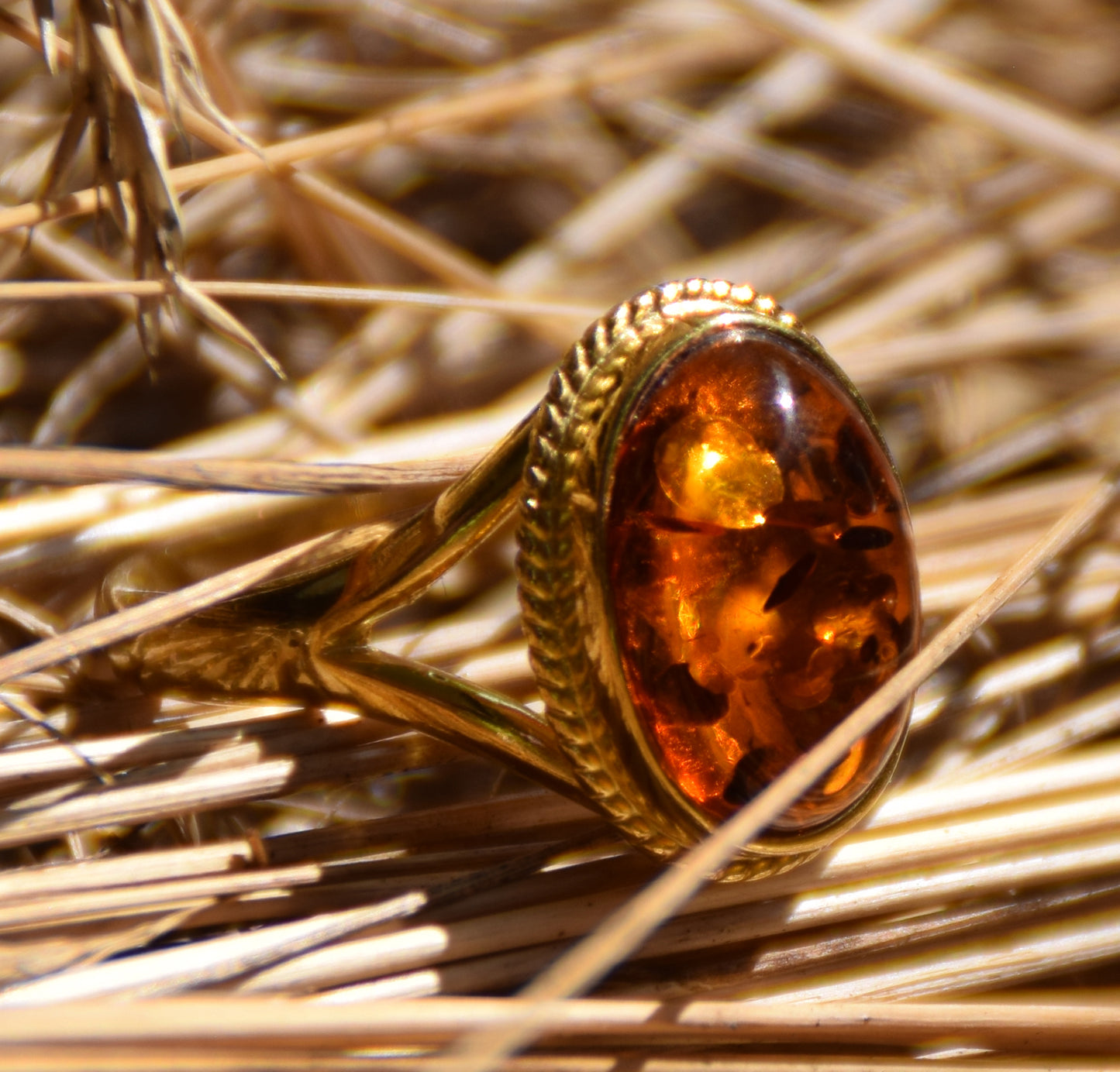 Anello stile vintage con Ambra cognac e Argento placcato in Oro 18k, MJ Baltica, BZP052