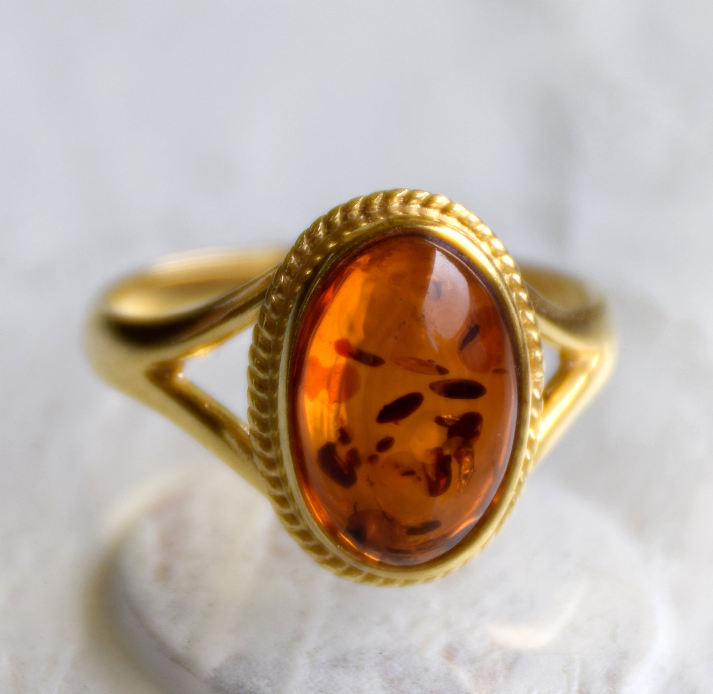 Anello stile vintage con Ambra cognac e Argento placcato in Oro 18k, MJ Baltica, BZP052