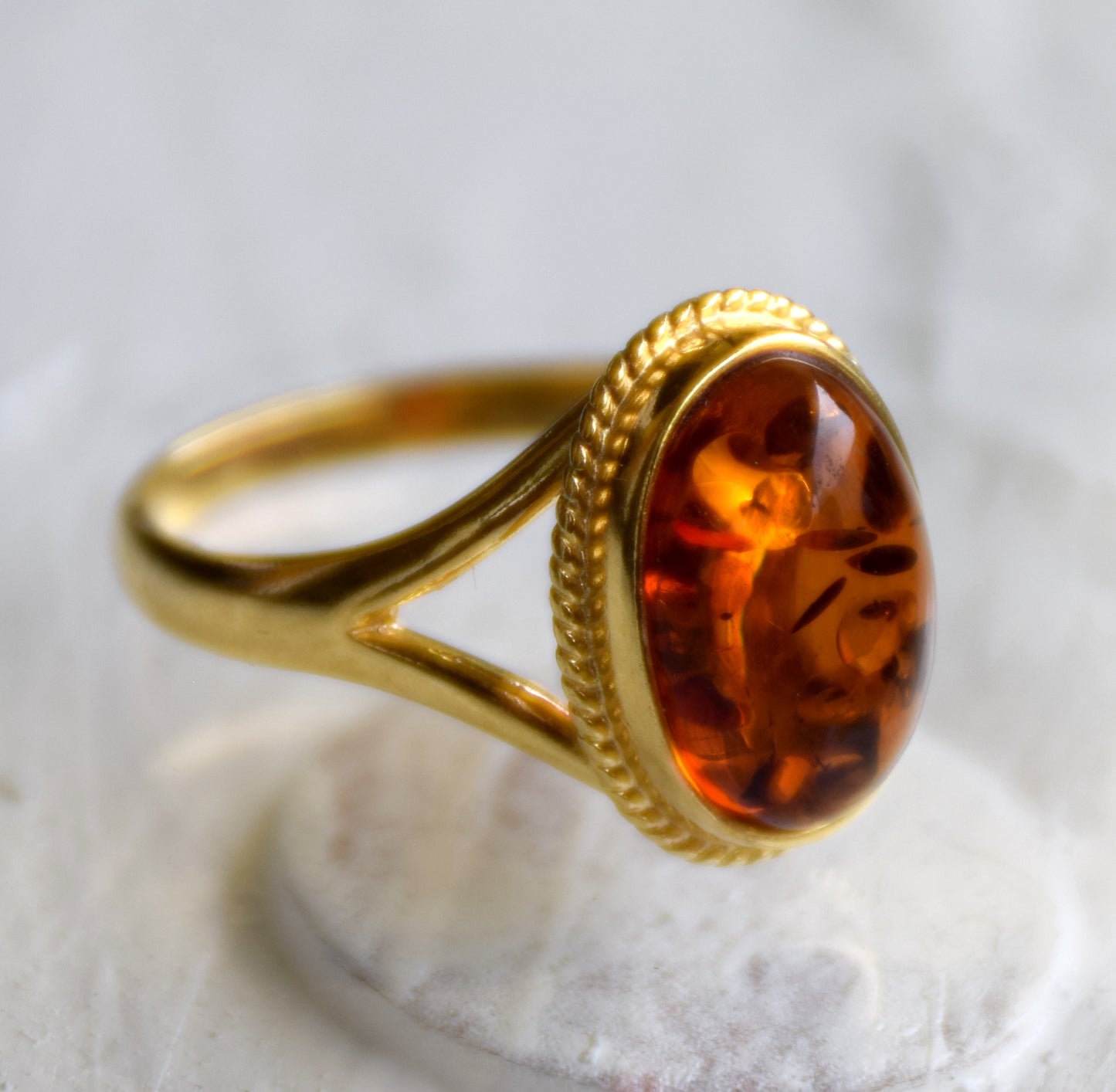 Anello stile vintage con Ambra cognac e Argento placcato in Oro 18k, MJ Baltica, BZP052
