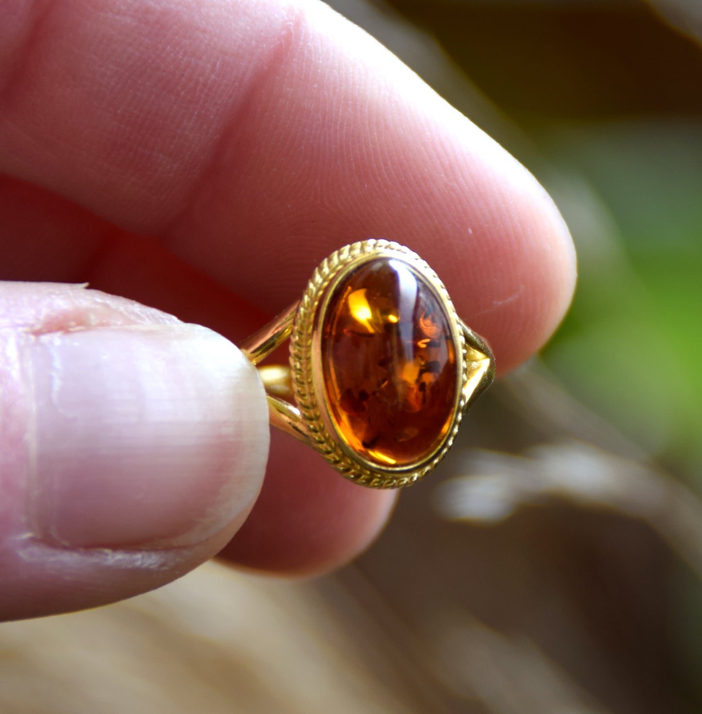 Anello stile vintage con Ambra cognac e Argento placcato in Oro 18k, MJ Baltica, BZP052