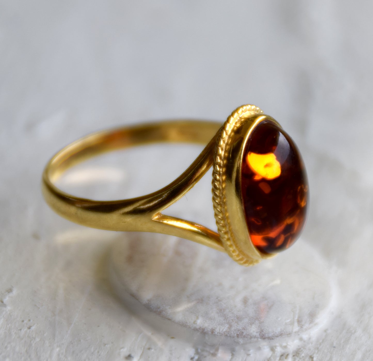 Anello stile vintage con Ambra cognac e Argento placcato in Oro 18k, MJ Baltica, BZP052