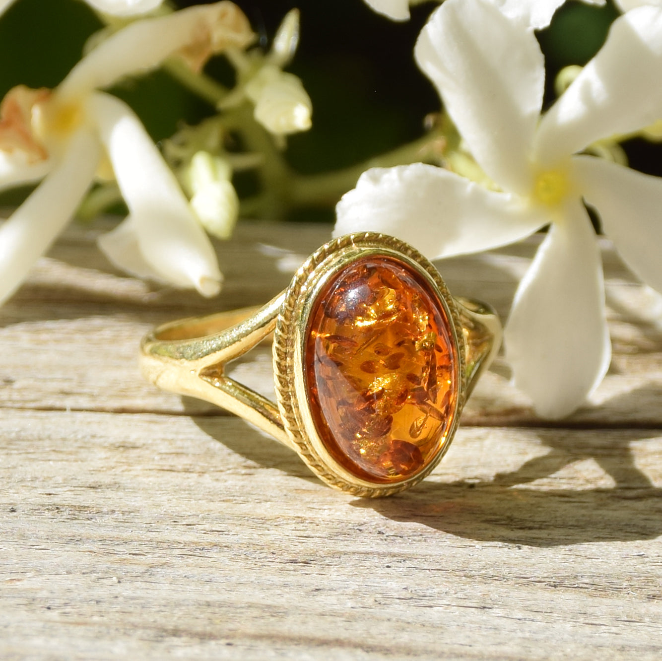 Anello stile vintage con Ambra cognac e Argento placcato in Oro 18k, MJ Baltica, BZP052