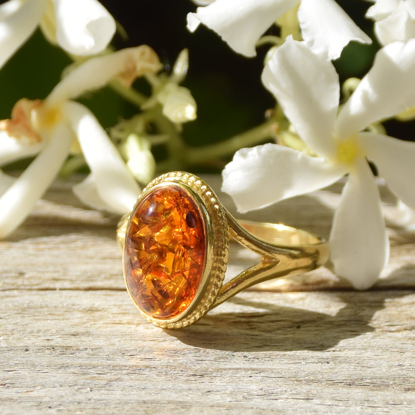 Anello stile vintage con Ambra cognac e Argento placcato in Oro 18k, MJ Baltica, BZP052