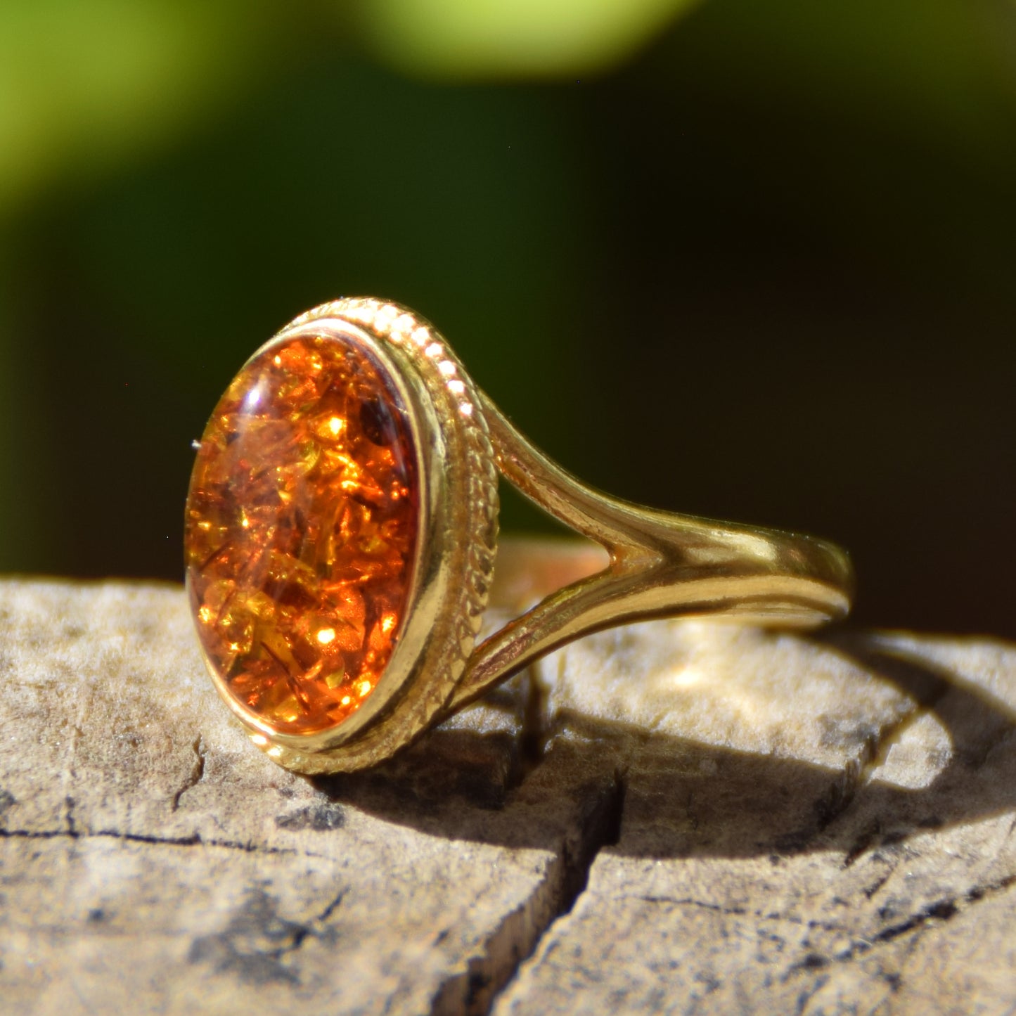 Anello stile vintage con Ambra cognac e Argento placcato in Oro 18k, MJ Baltica, BZP052