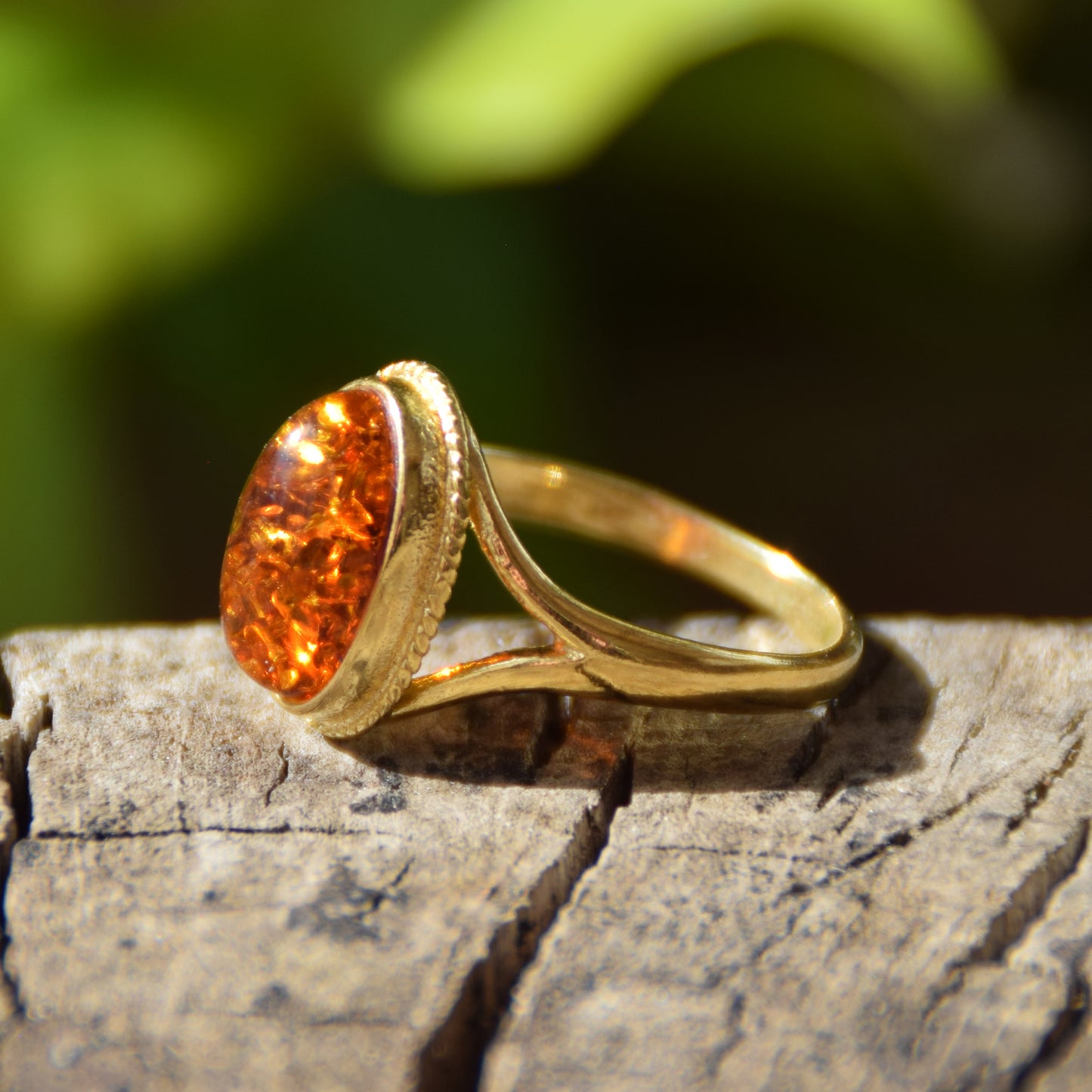 Anello stile vintage con Ambra cognac e Argento placcato in Oro 18k, MJ Baltica, BZP052