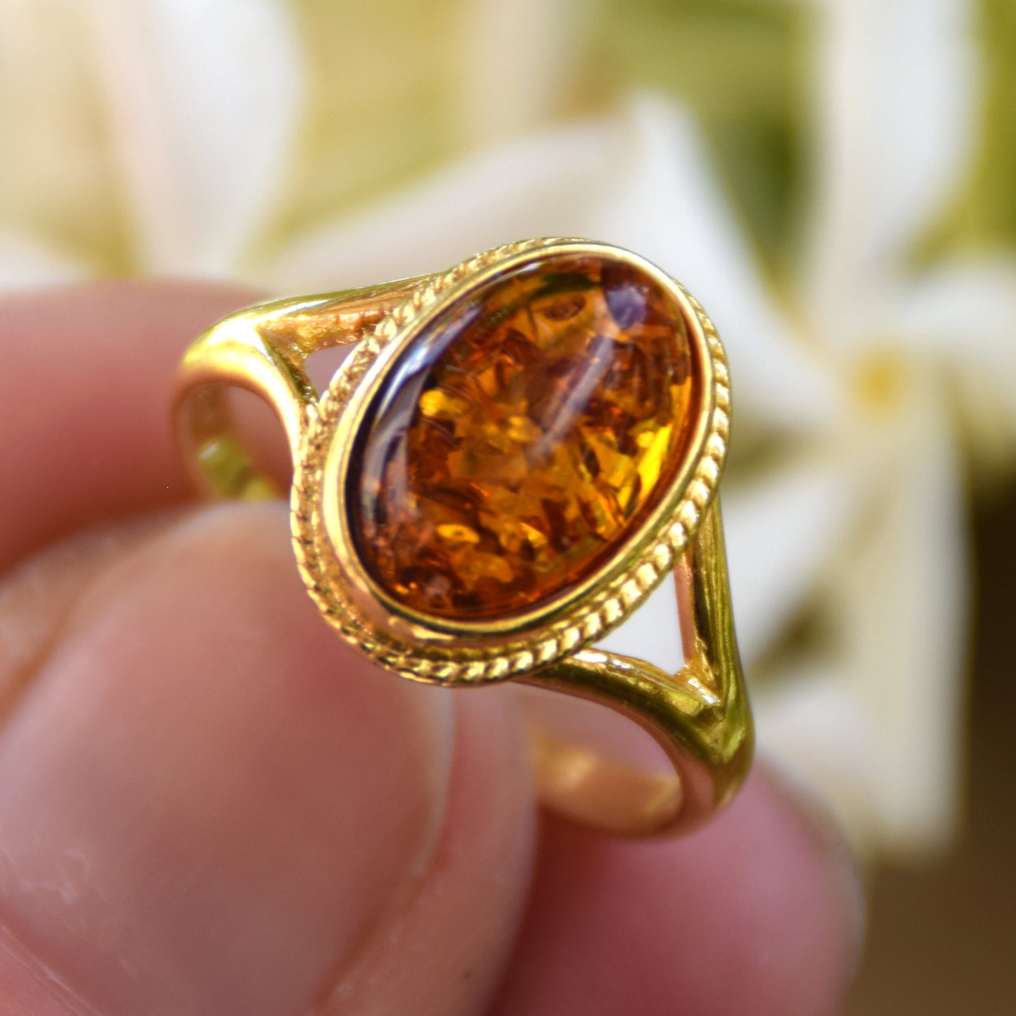 Anello stile vintage con Ambra cognac e Argento placcato in Oro 18k, MJ Baltica, BZP052