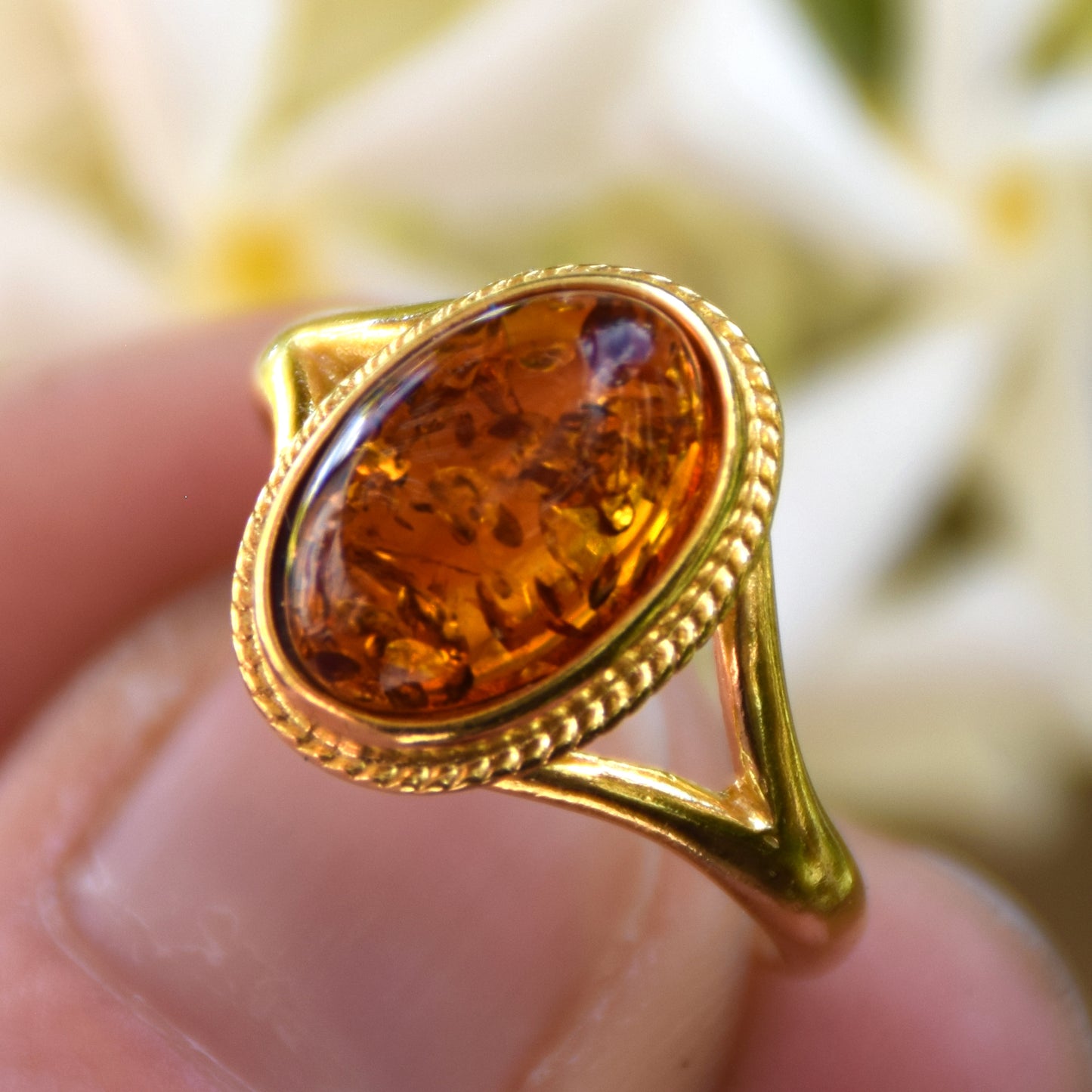 Anello stile vintage con Ambra cognac e Argento placcato in Oro 18k, MJ Baltica, BZP052