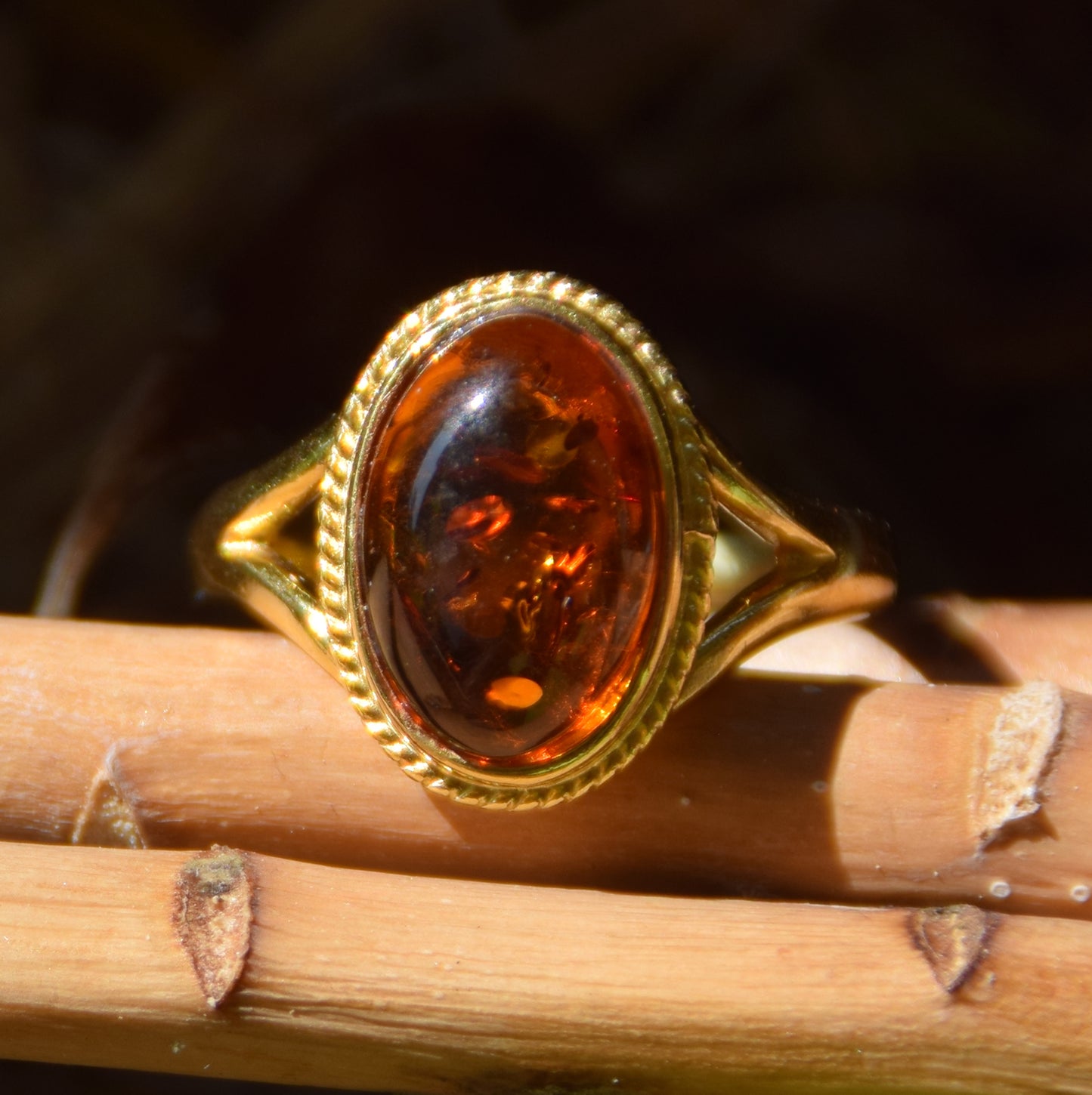 Anello stile vintage con Ambra cognac e Argento placcato in Oro 18k, MJ Baltica, BZP052