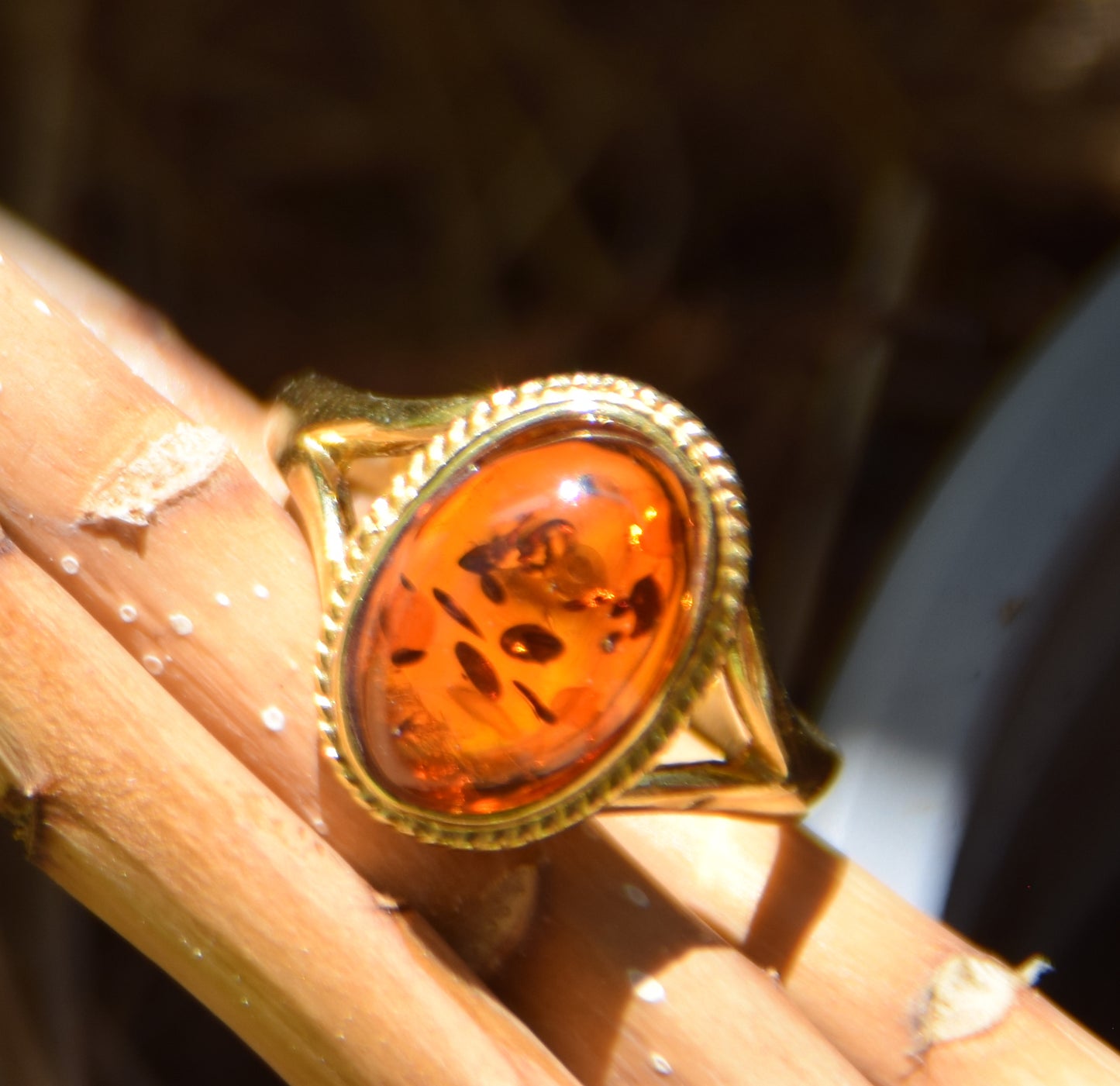 Anello stile vintage con Ambra cognac e Argento placcato in Oro 18k, MJ Baltica, BZP052