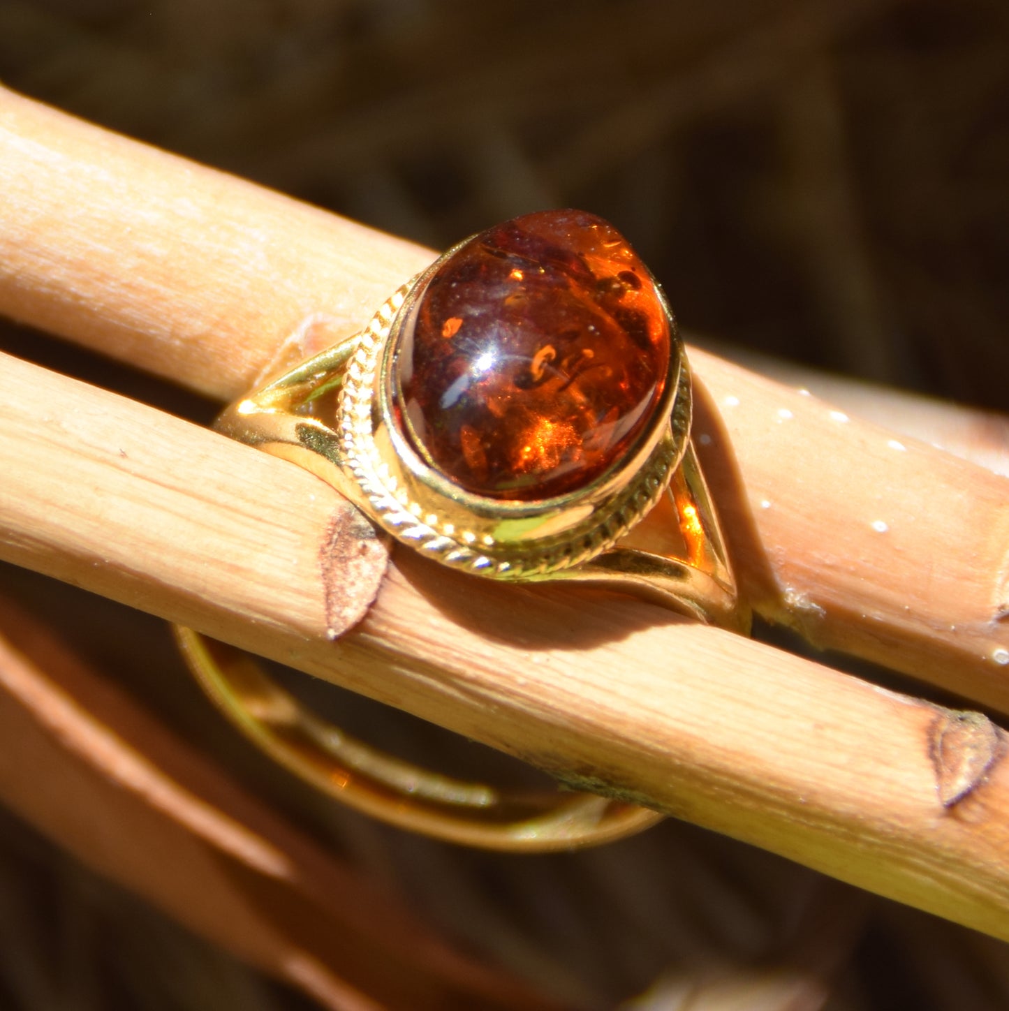 Anello stile vintage con Ambra cognac e Argento placcato in Oro 18k, MJ Baltica, BZP052