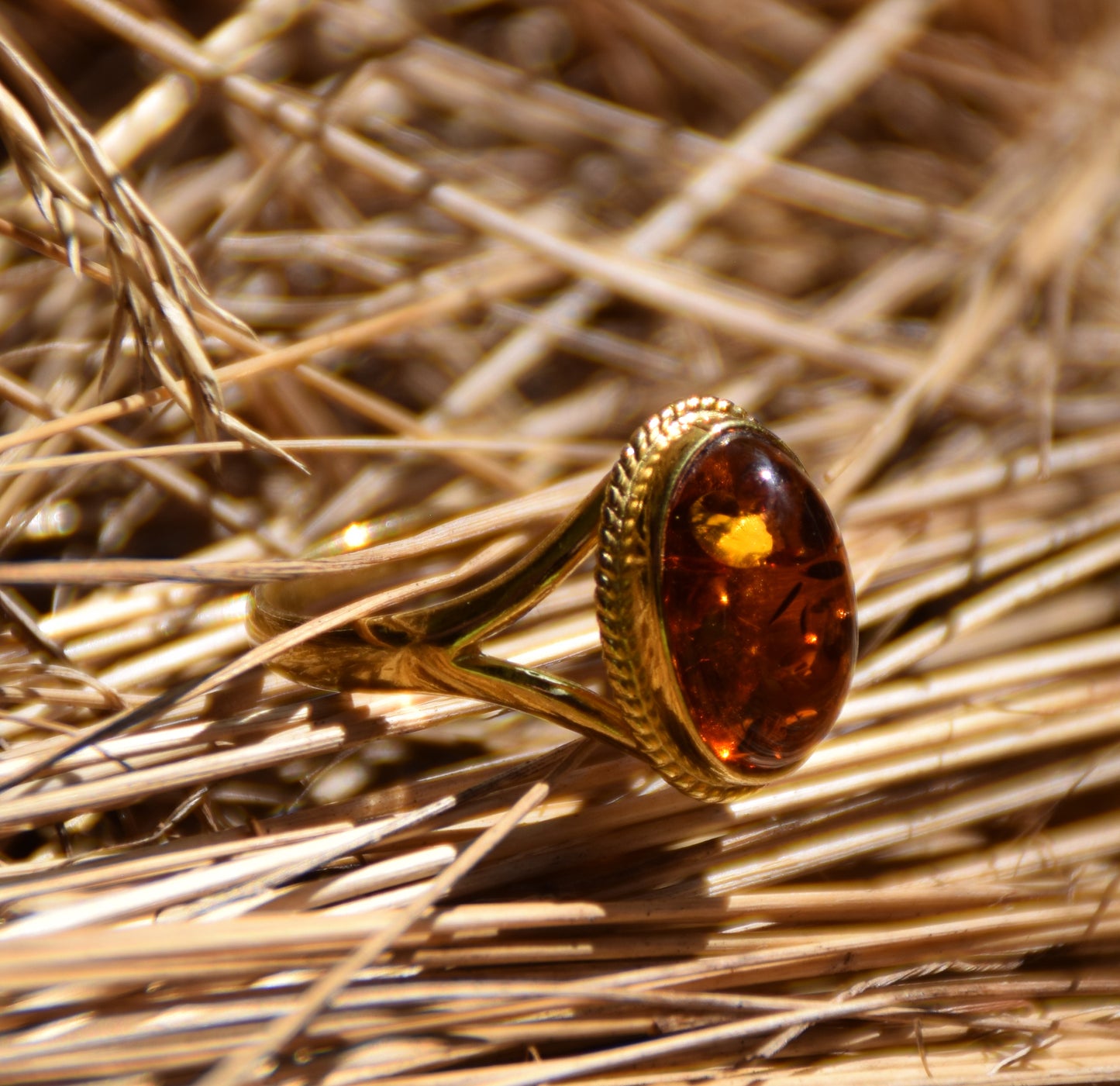 Anello stile vintage con Ambra cognac e Argento placcato in Oro 18k, MJ Baltica, BZP052