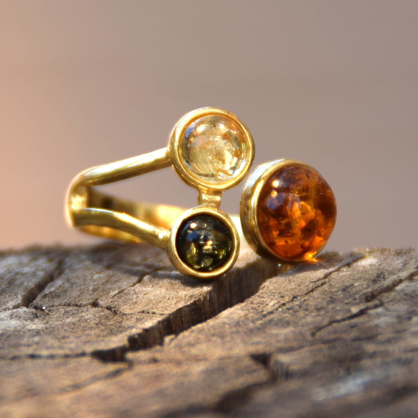 Elegane anello creato con Ambra naturale di varie tonalità e Argento placcato in Oro 18 carati, MJ Baltica, BZP053