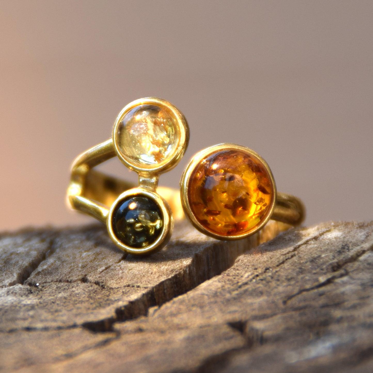 Elegane anello creato con Ambra naturale di varie tonalità e Argento placcato in Oro 18 carati, MJ Baltica, BZP053