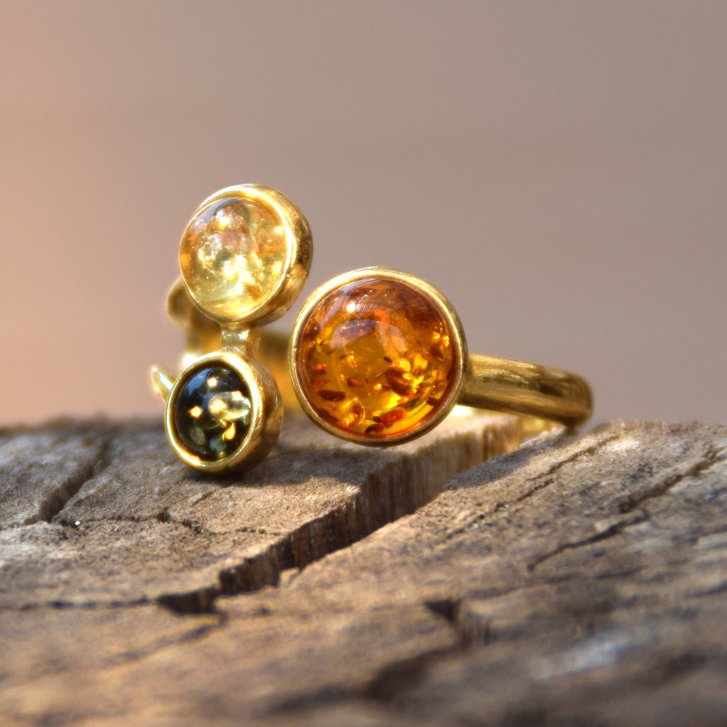 Elegane anello creato con Ambra naturale di varie tonalità e Argento placcato in Oro 18 carati, MJ Baltica, BZP053