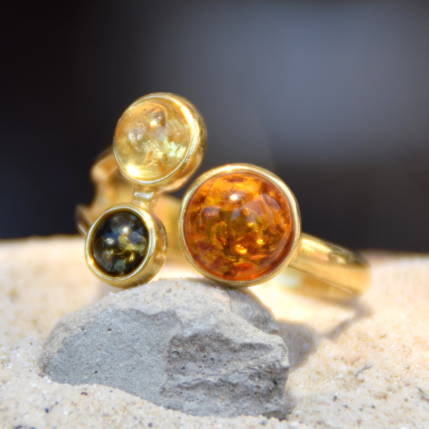 Elegane anello creato con Ambra naturale di varie tonalità e Argento placcato in Oro 18 carati, MJ Baltica, BZP053