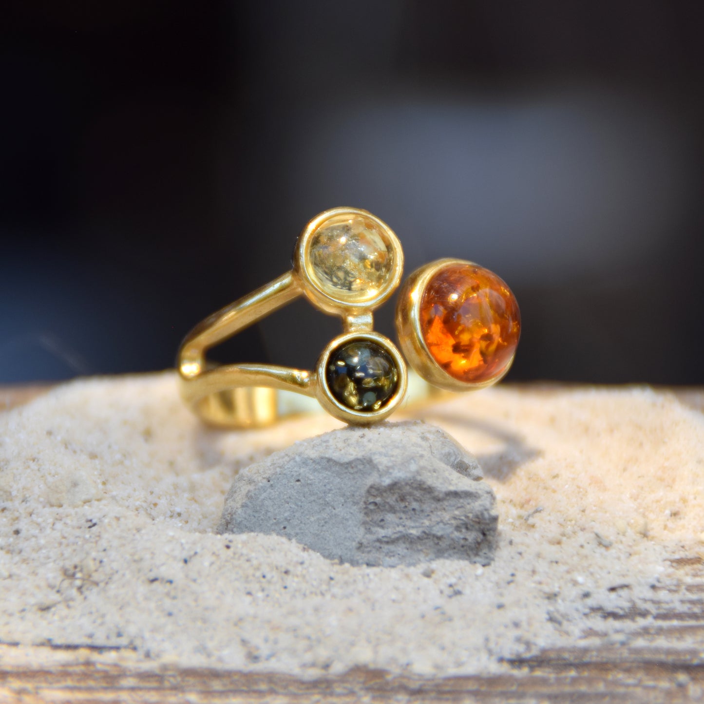 Elegane anello creato con Ambra naturale di varie tonalità e Argento placcato in Oro 18 carati, MJ Baltica, BZP053