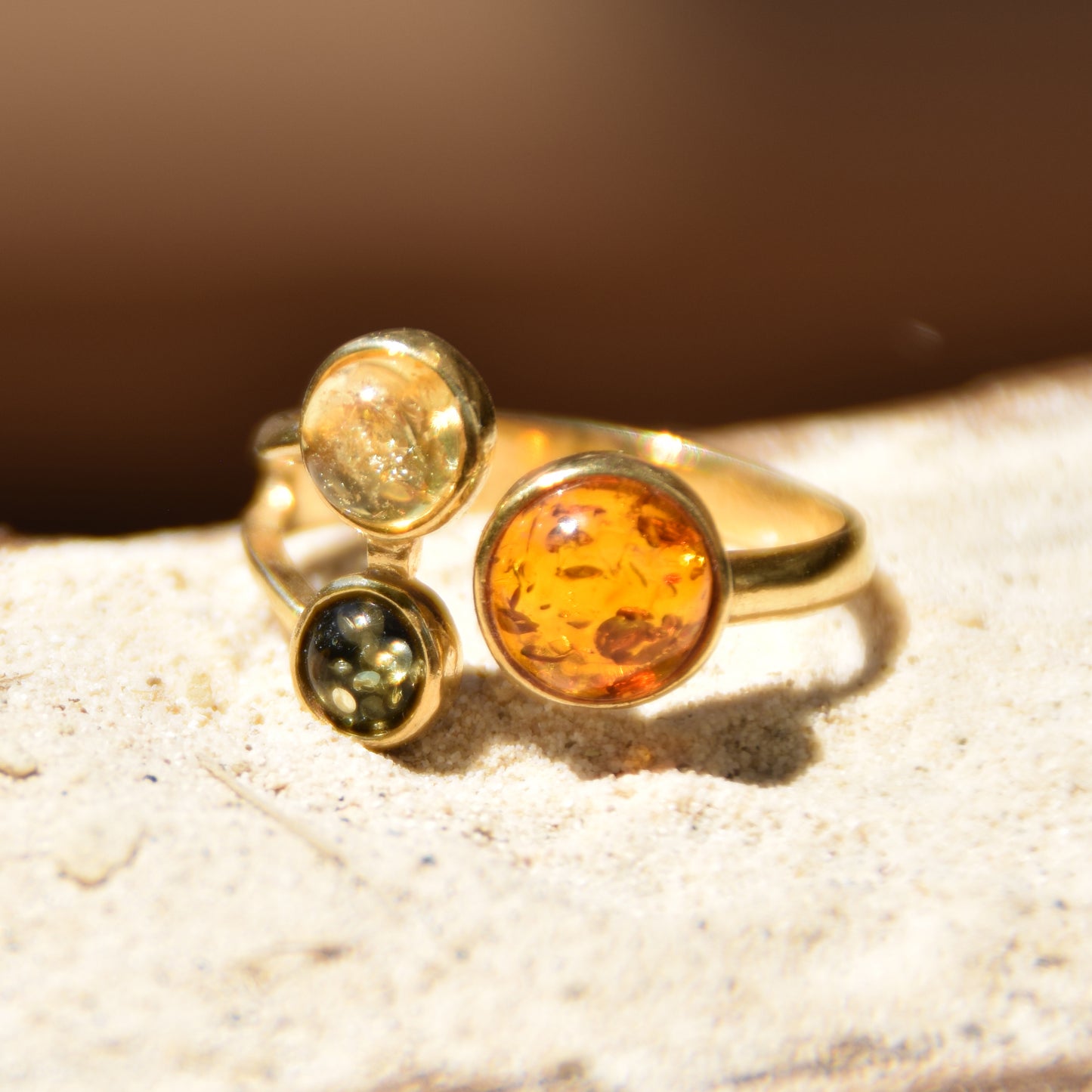 Elegane anello creato con Ambra naturale di varie tonalità e Argento placcato in Oro 18 carati, MJ Baltica, BZP053
