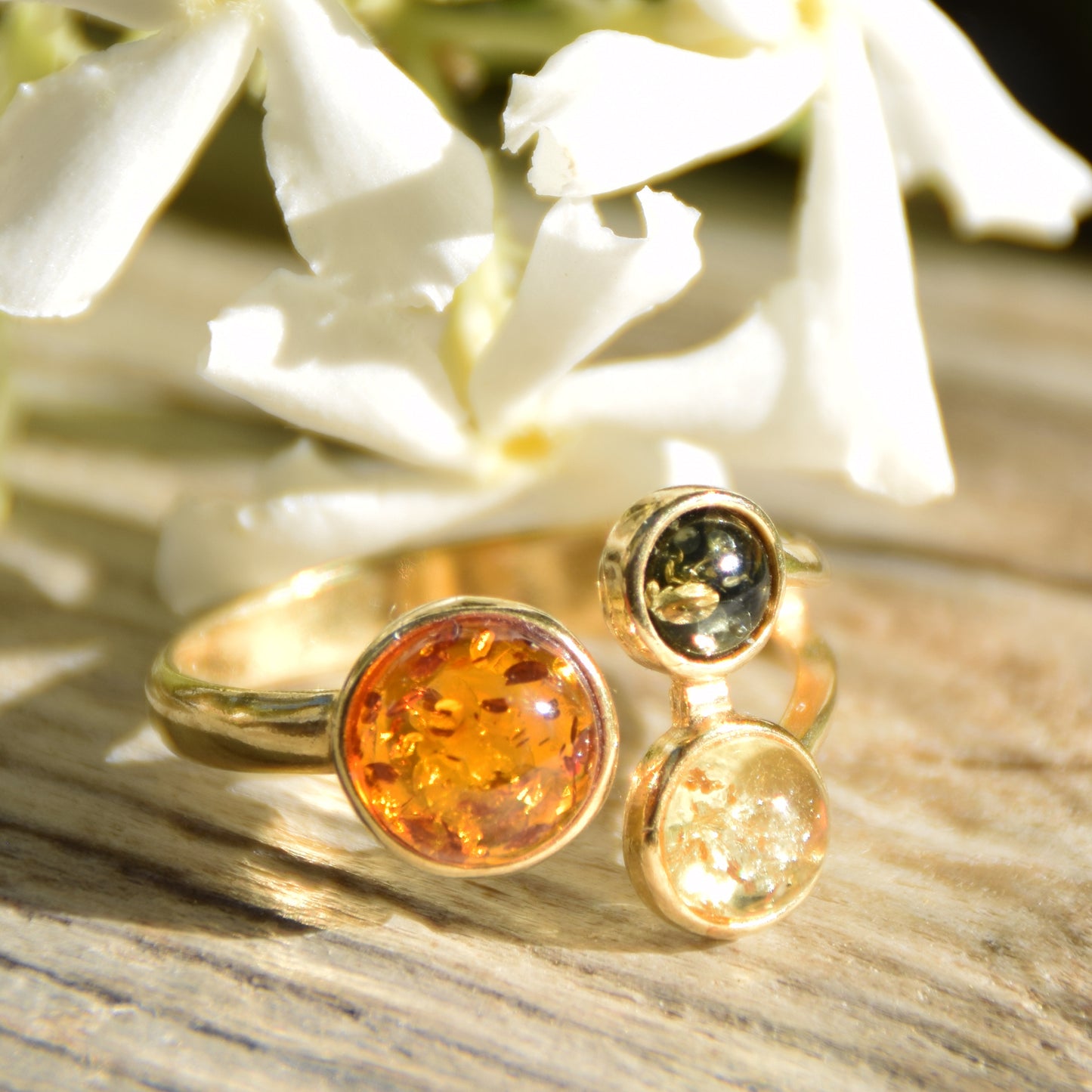 Elegane anello creato con Ambra naturale di varie tonalità e Argento placcato in Oro 18 carati, MJ Baltica, BZP053