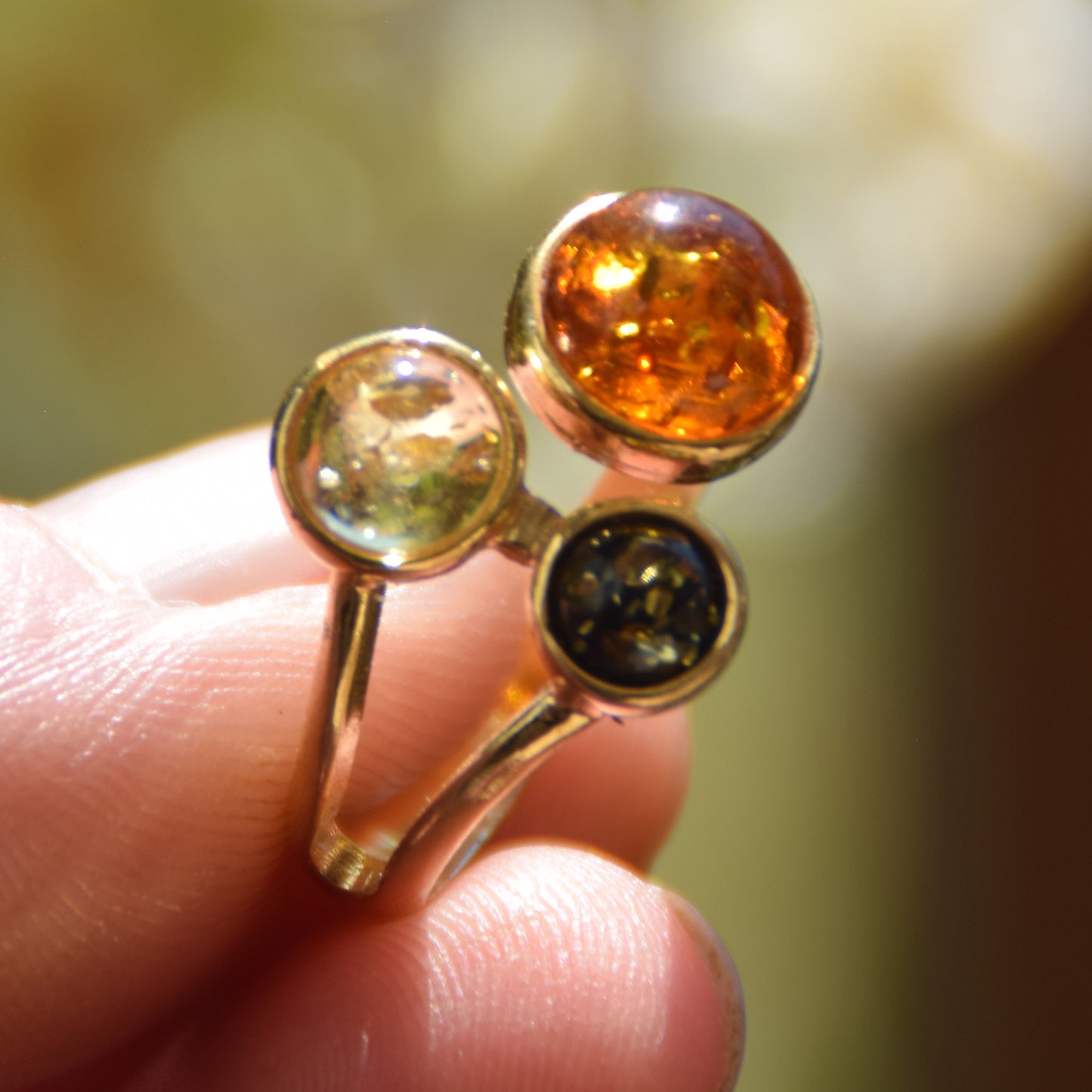 Elegane anello creato con Ambra naturale di varie tonalità e Argento placcato in Oro 18 carati, MJ Baltica, BZP053