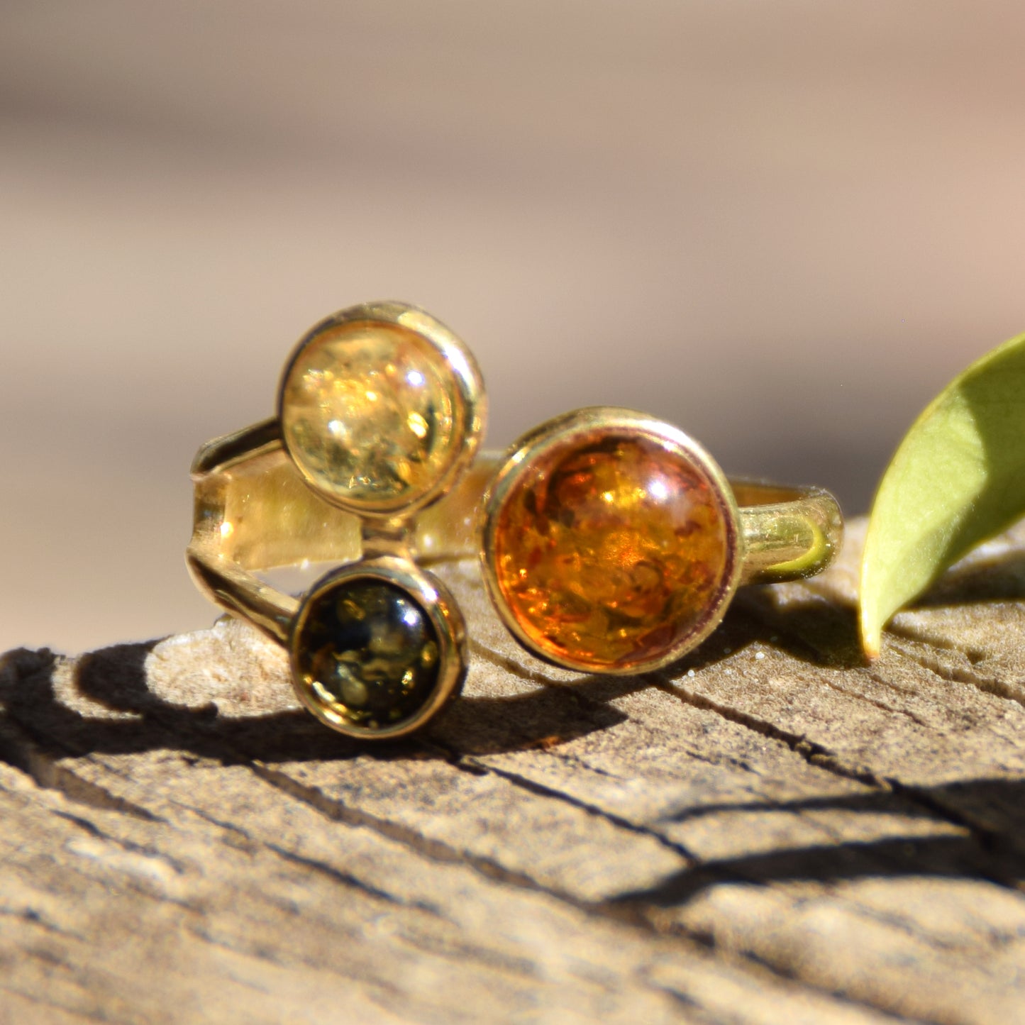 Elegane anello creato con Ambra naturale di varie tonalità e Argento placcato in Oro 18 carati, MJ Baltica, BZP053