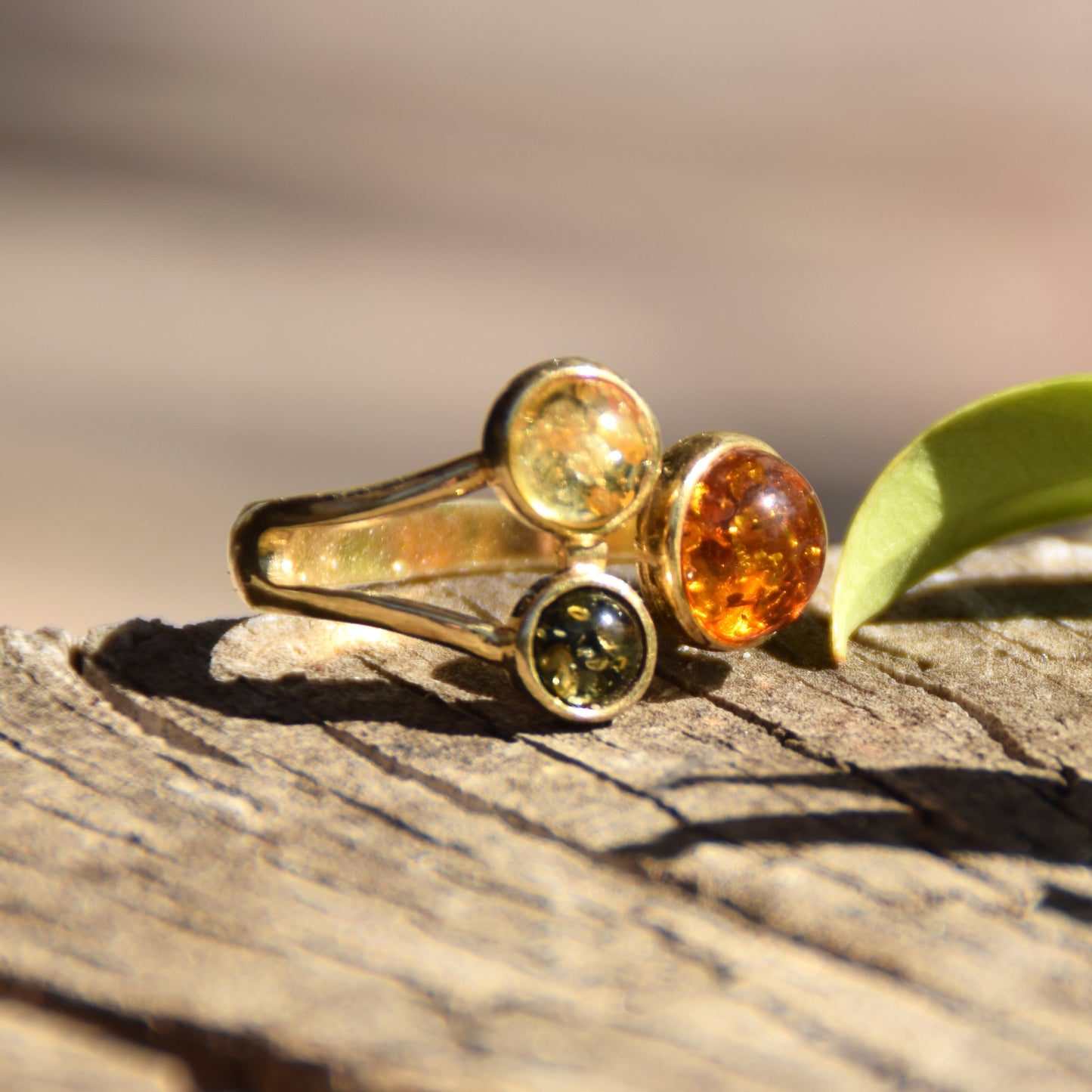 Elegane anello creato con Ambra naturale di varie tonalità e Argento placcato in Oro 18 carati, MJ Baltica, BZP053