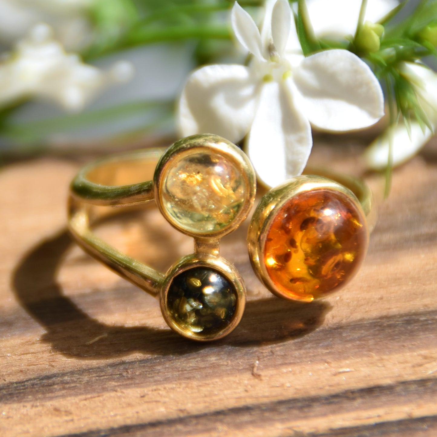 Elegane anello creato con Ambra naturale di varie tonalità e Argento placcato in Oro 18 carati, MJ Baltica, BZP053
