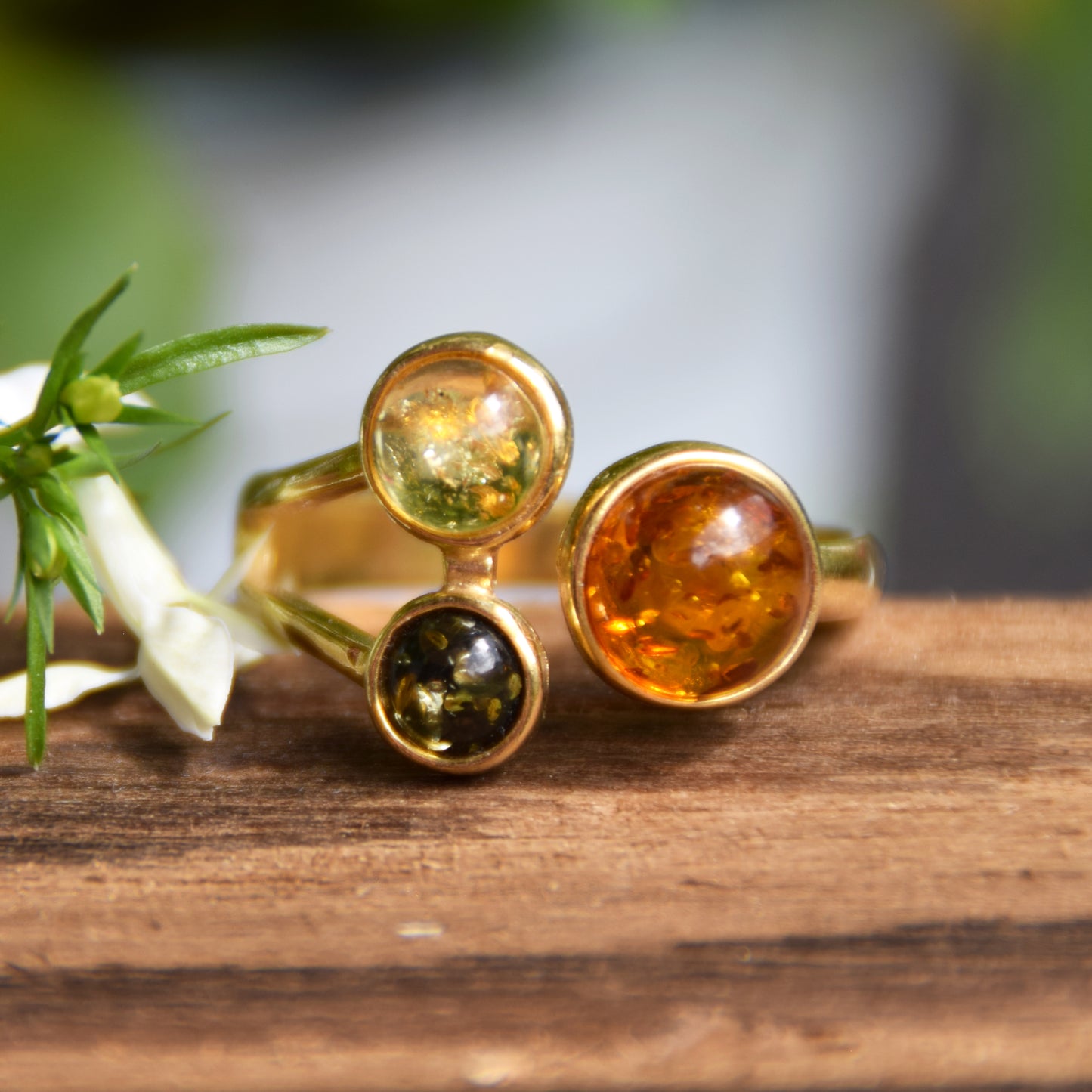 Elegane anello creato con Ambra naturale di varie tonalità e Argento placcato in Oro 18 carati, MJ Baltica, BZP053