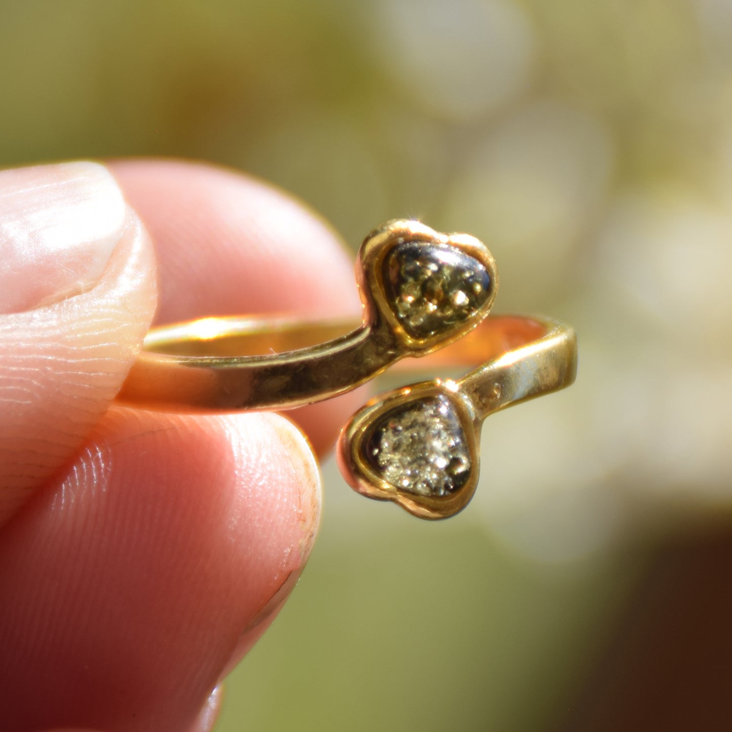 Delicato anello con due cuori in Ambra naturale color verde e Argento placcato in Oro 18 carati, MJ Baltica, BZP054