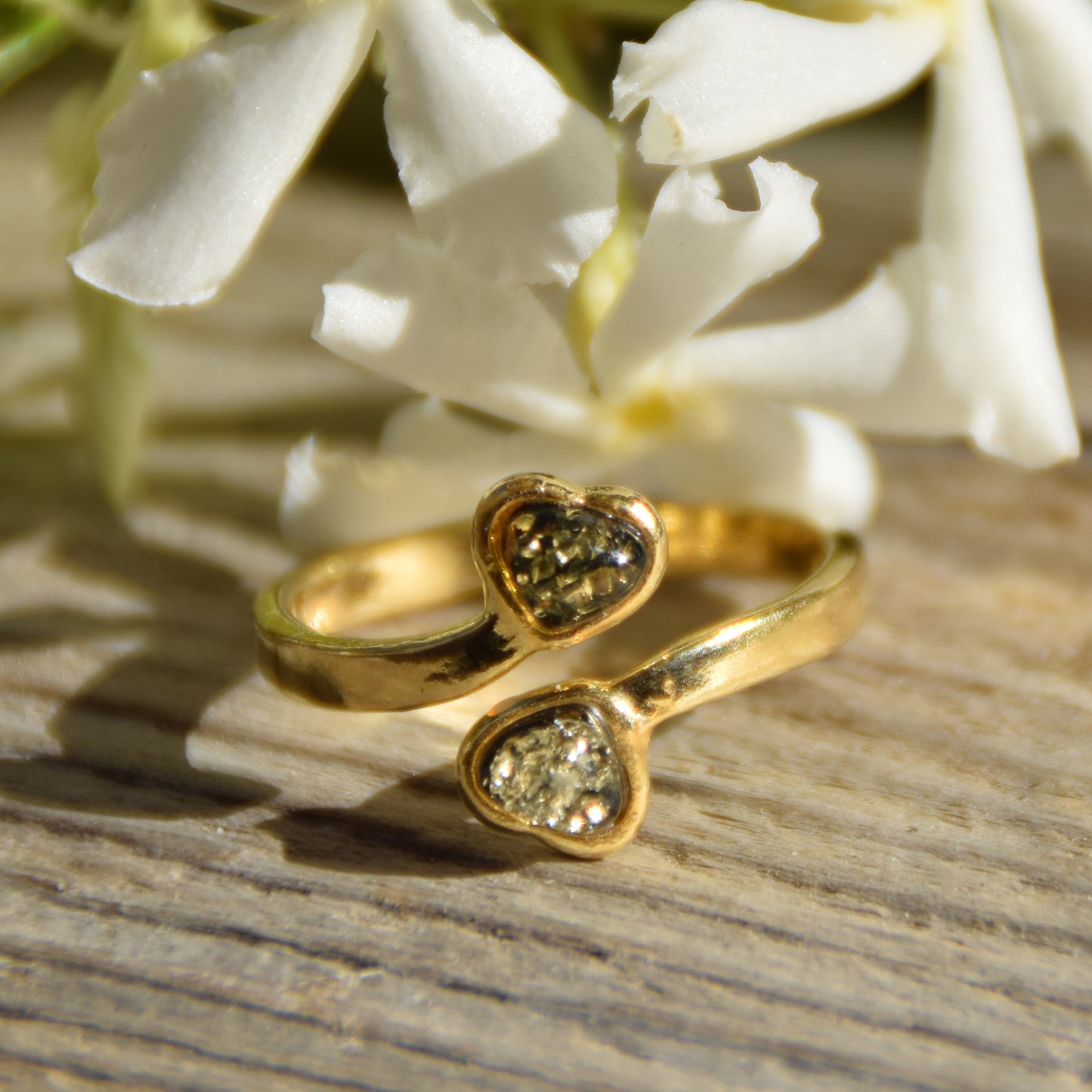 Delicato anello con due cuori in Ambra naturale color verde e Argento placcato in Oro 18 carati, MJ Baltica, BZP054