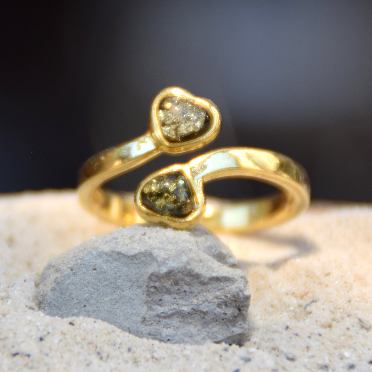 Delicato anello con due cuori in Ambra naturale color verde e Argento placcato in Oro 18 carati, MJ Baltica, BZP054