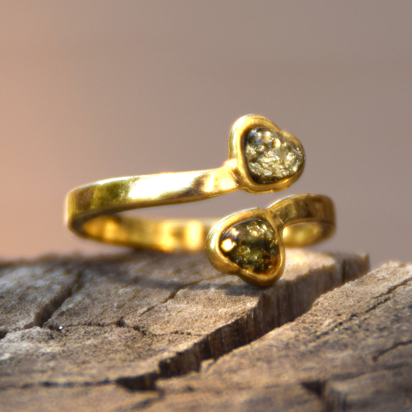 Delicato anello con due cuori in Ambra naturale color verde e Argento placcato in Oro 18 carati, MJ Baltica, BZP054