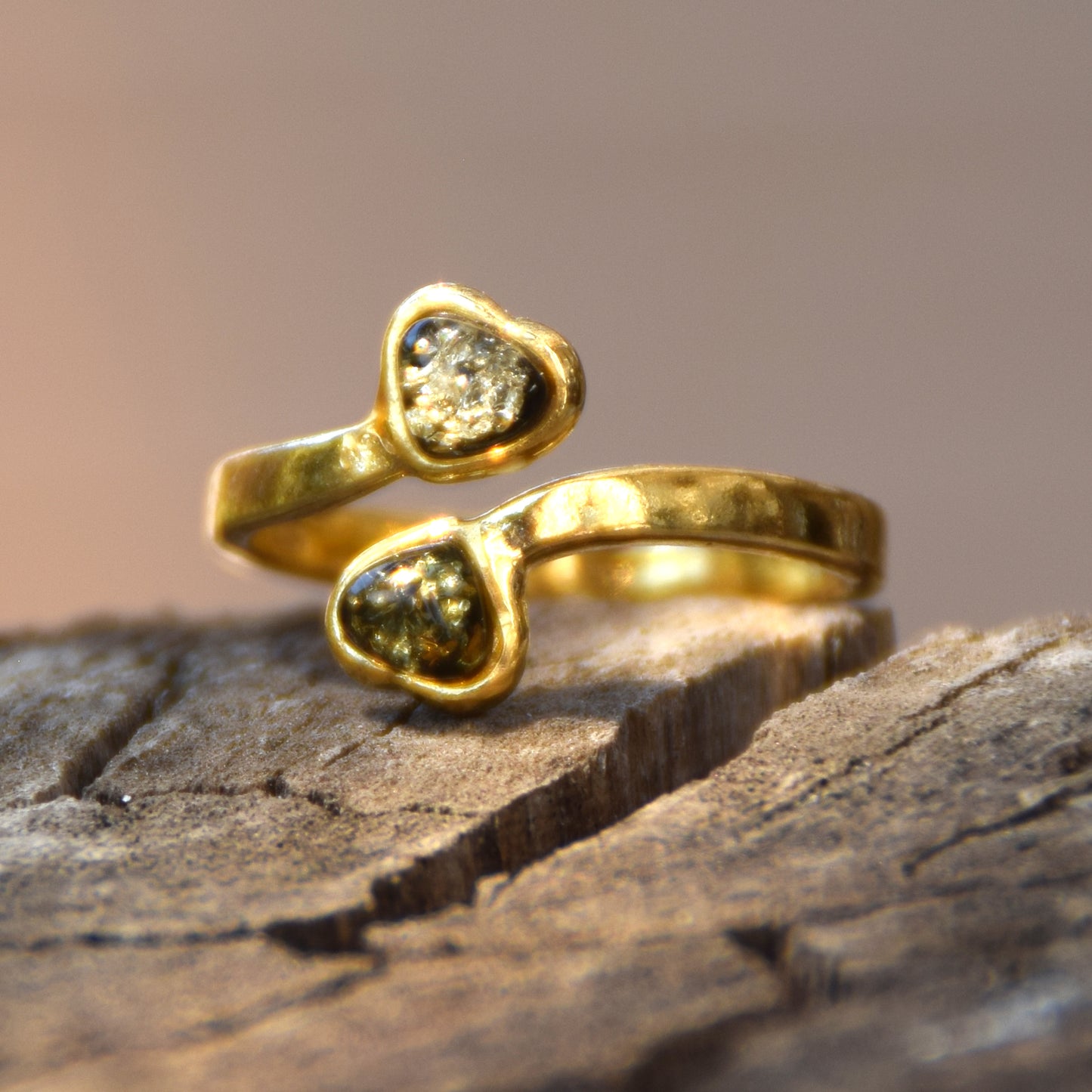 Delicato anello con due cuori in Ambra naturale color verde e Argento placcato in Oro 18 carati, MJ Baltica, BZP054