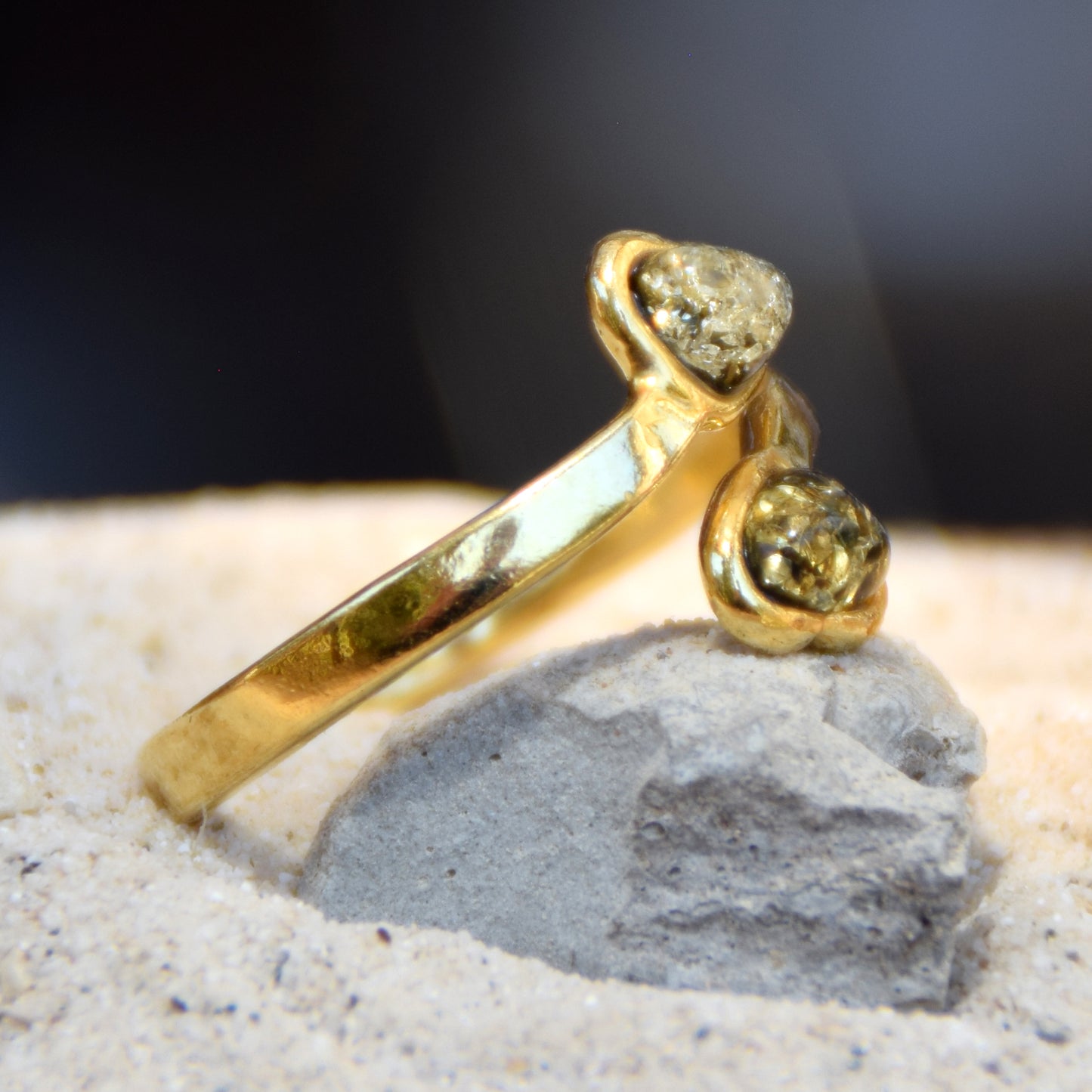 Delicato anello con due cuori in Ambra naturale color verde e Argento placcato in Oro 18 carati, MJ Baltica, BZP054