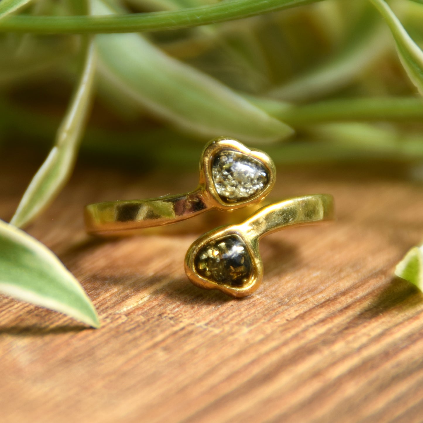 Delicato anello con due cuori in Ambra naturale color verde e Argento placcato in Oro 18 carati, MJ Baltica, BZP054