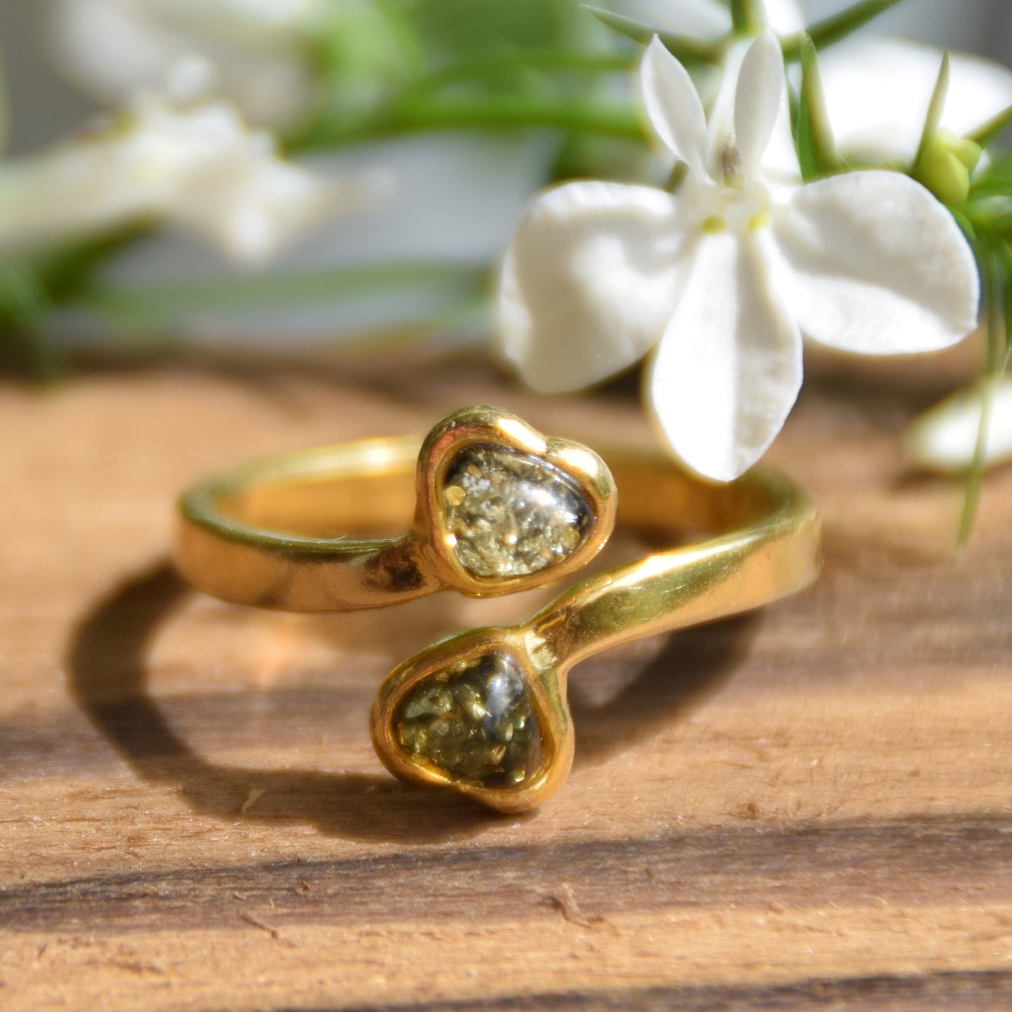 Delicato anello con due cuori in Ambra naturale color verde e Argento placcato in Oro 18 carati, MJ Baltica, BZP054