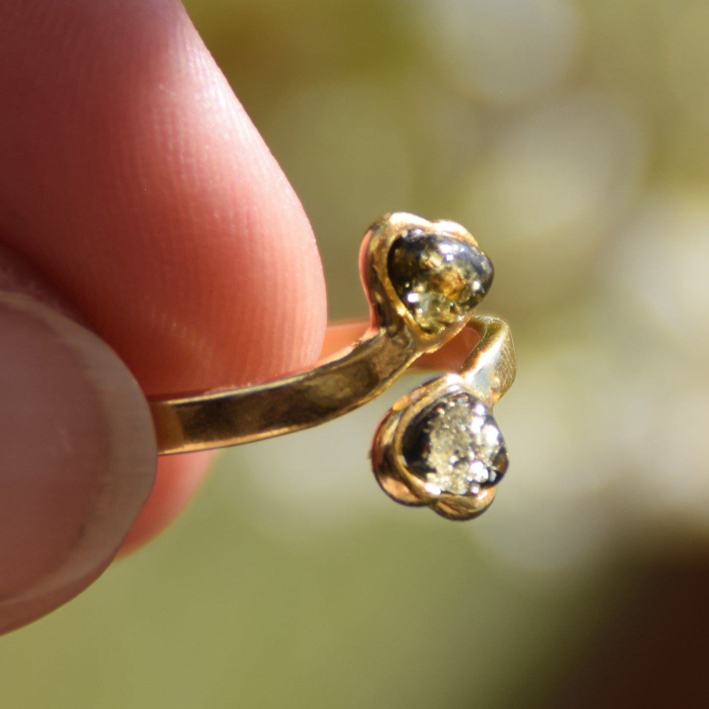 Delicato anello con due cuori in Ambra naturale color verde e Argento placcato in Oro 18 carati, MJ Baltica, BZP054