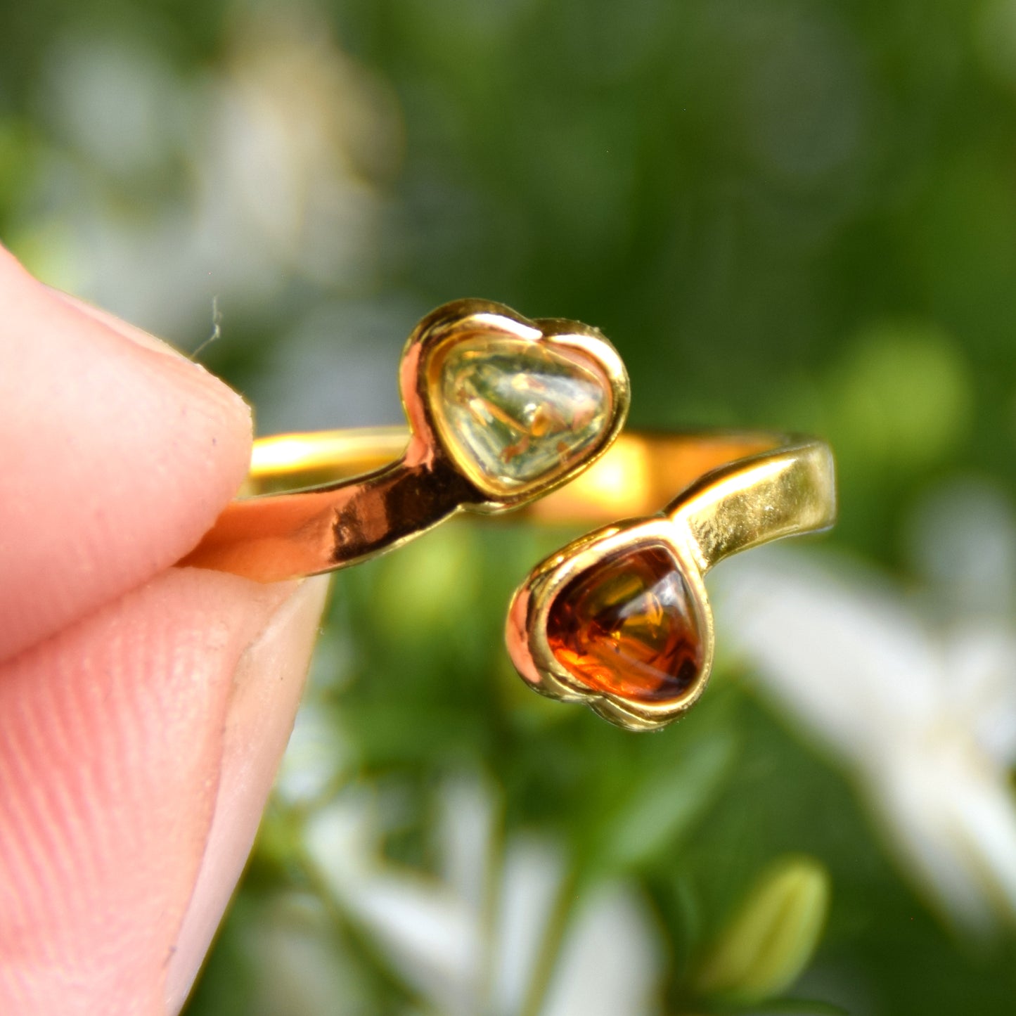 Delicato anello con due cuori in Ambra naturale di varie tonalità e Argento placcato in Oro 18 carati, MJ Baltica, BZP055