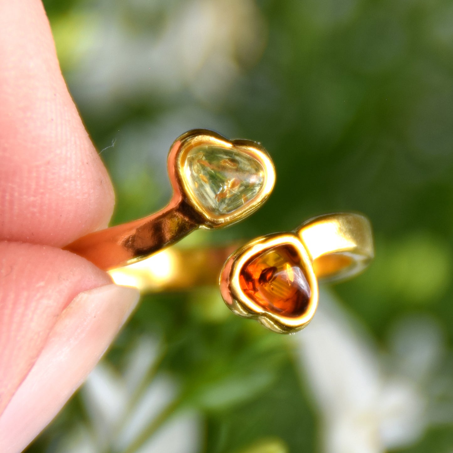 Delicato anello con due cuori in Ambra naturale di varie tonalità e Argento placcato in Oro 18 carati, MJ Baltica, BZP055