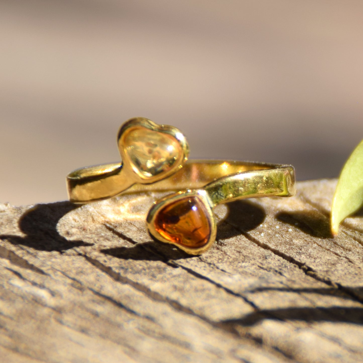 Delicato anello con due cuori in Ambra naturale di varie tonalità e Argento placcato in Oro 18 carati, MJ Baltica, BZP055