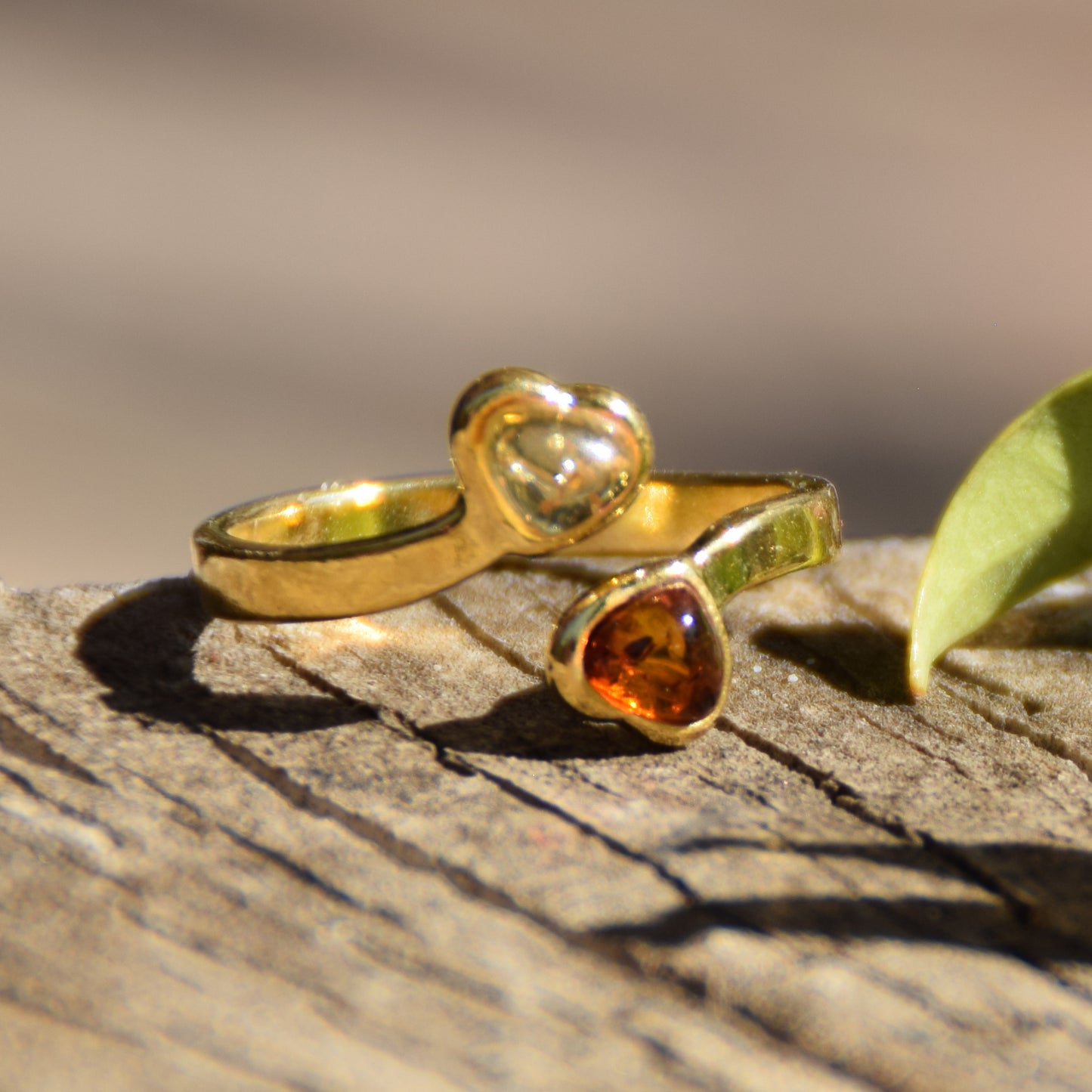 Delicato anello con due cuori in Ambra naturale di varie tonalità e Argento placcato in Oro 18 carati, MJ Baltica, BZP055