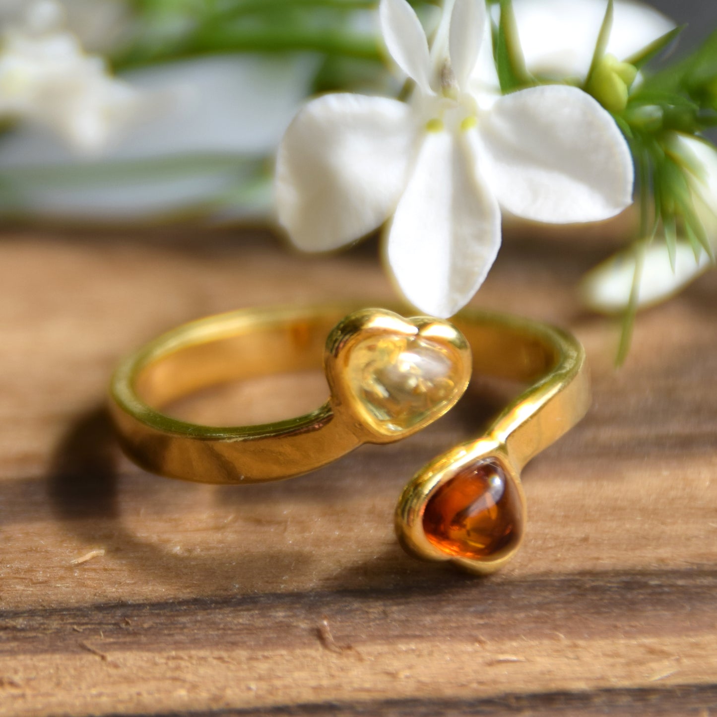 Delicato anello con due cuori in Ambra naturale di varie tonalità e Argento placcato in Oro 18 carati, MJ Baltica, BZP055